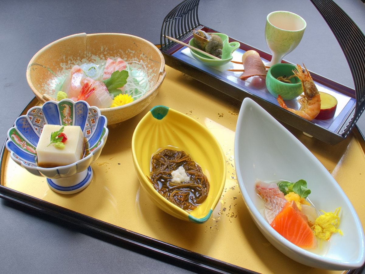 晚餐示例：享用以新潟海鲜为主题的“京都风味怀石料理”。