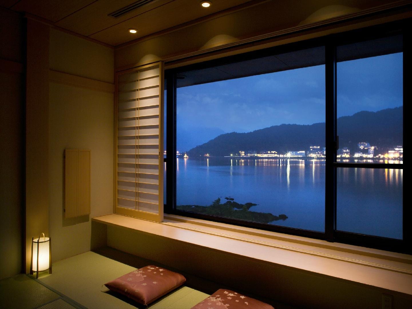 [Tamayura] Japanese-style room with a view of Lake Kawaguchi 12.5 tatami mats