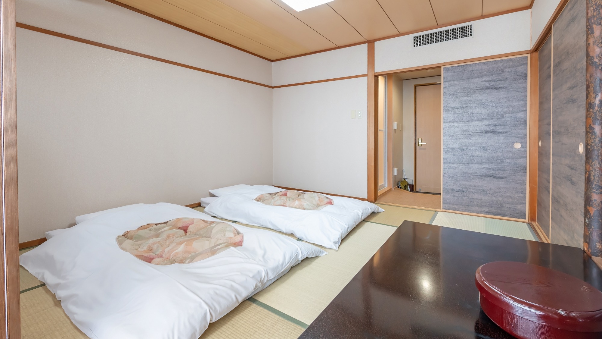 Japanese-style room (8 tatami mats)