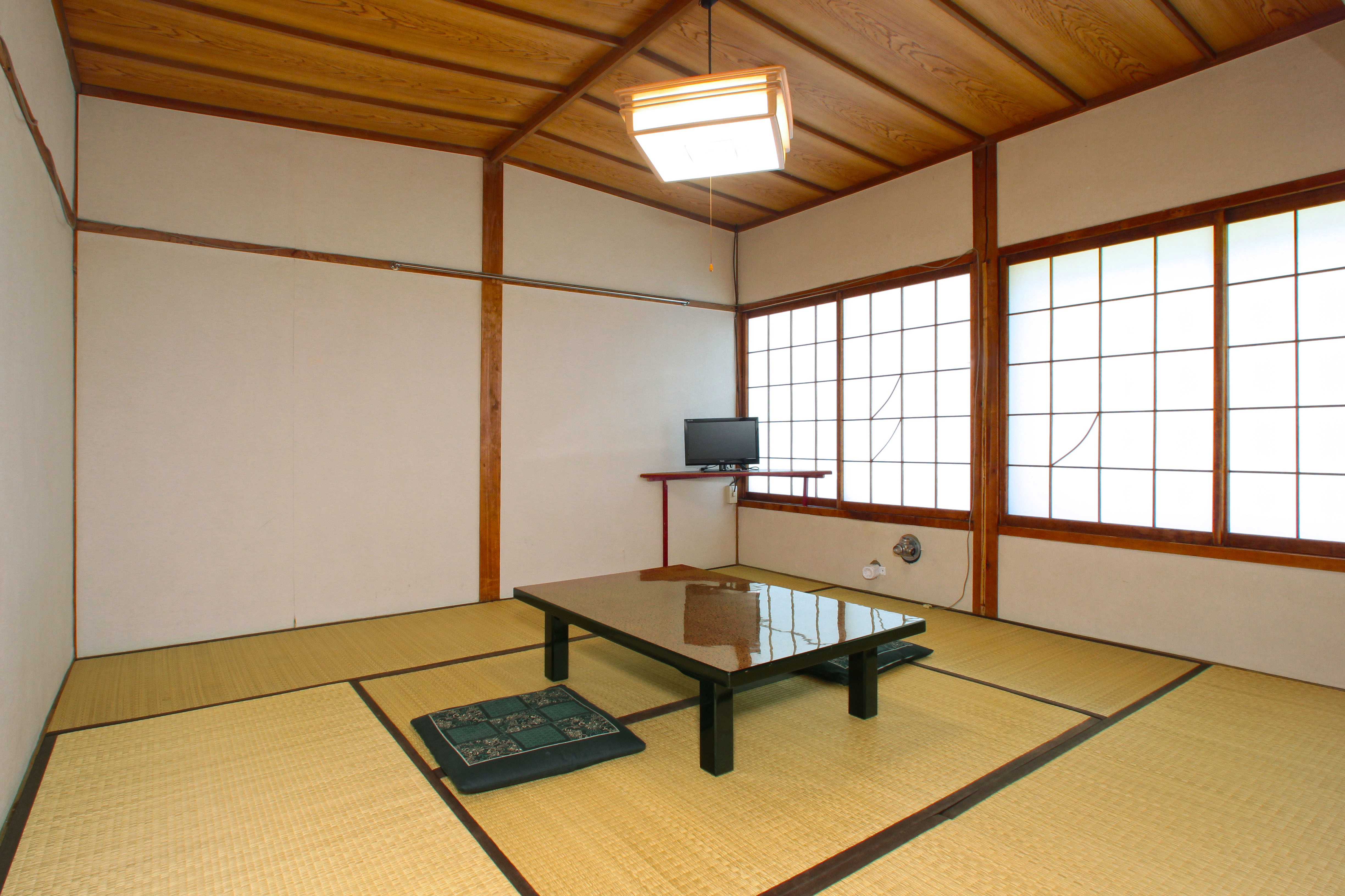 Japanese-style room (8 tatami mats)