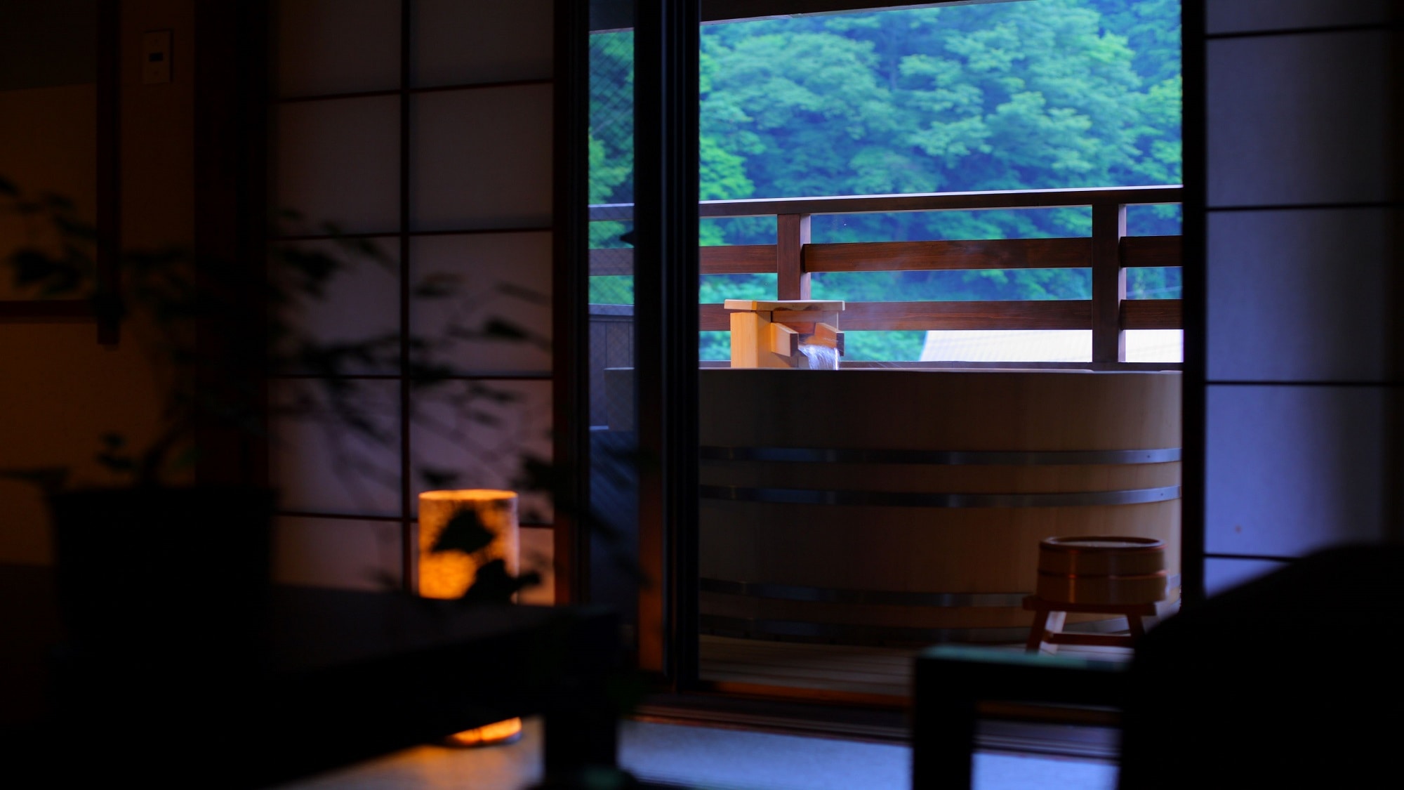 Guest room with open-air bath
