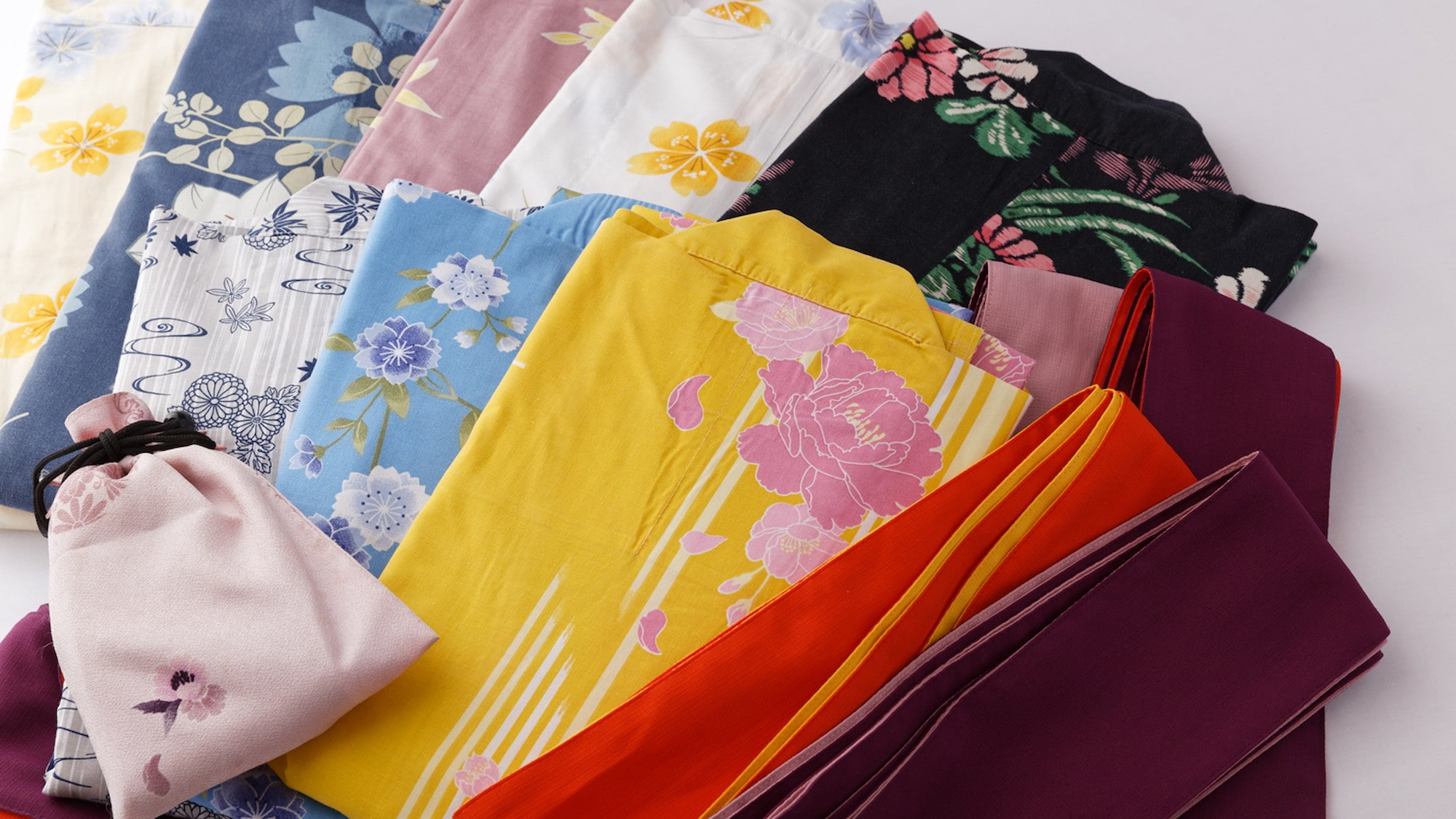 Bạn có thể chọn màu sắc yukata yêu thích của mình. Chúng tôi cũng sẽ giúp bạn mặc đồ. (550 yên/người (đã bao gồm thuế))