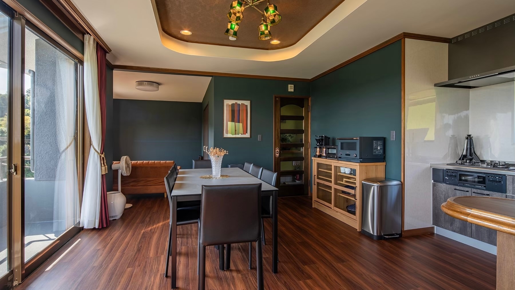 <Kitchen & Dining> Enjoy meals and tea time with your loved ones.