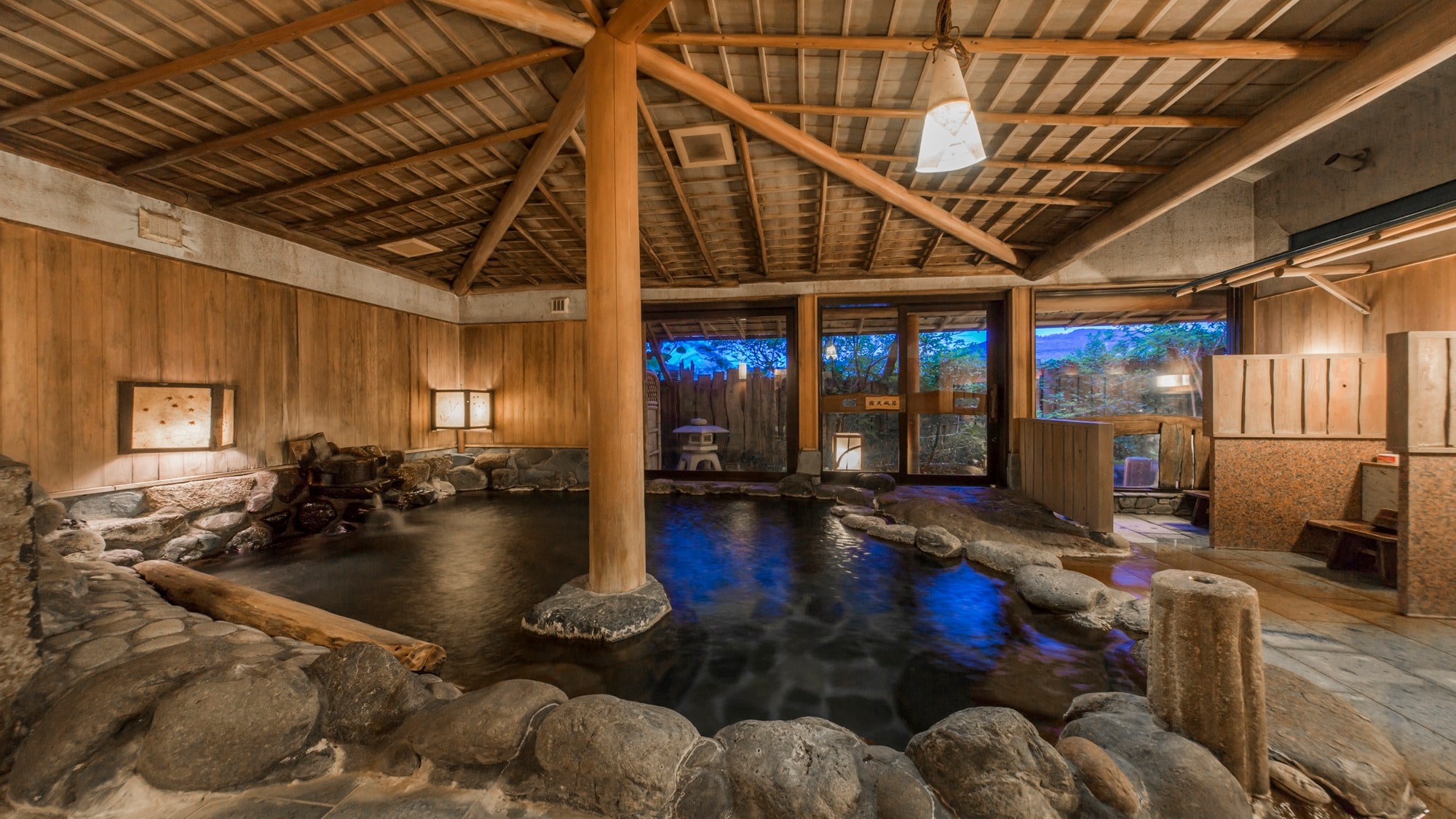 「大浴場 鹽屋岩浴」大浴場裡還有桑拿♪