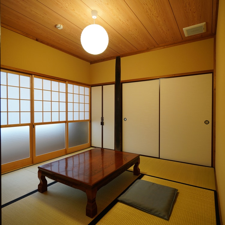 Japanese-style room (tatami room)
