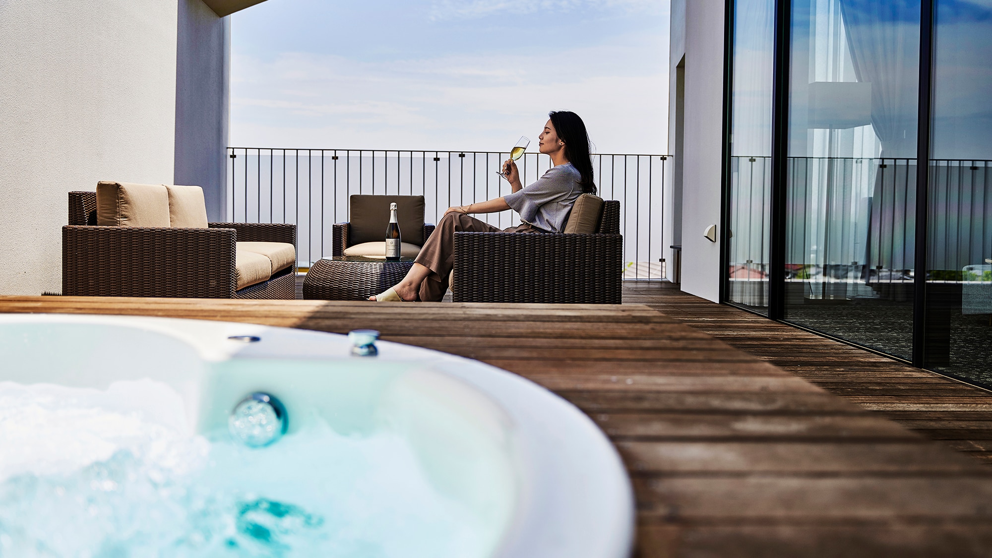 You can spend a luxurious time looking at the beautiful blue sky while soaking in the bathtub.