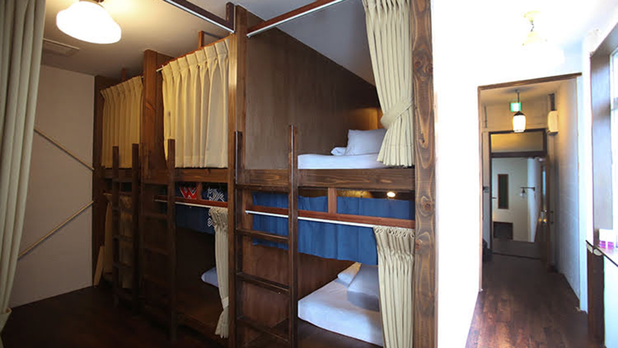・Kamar asrama campuran dilengkapi stopkontak dan lampu.