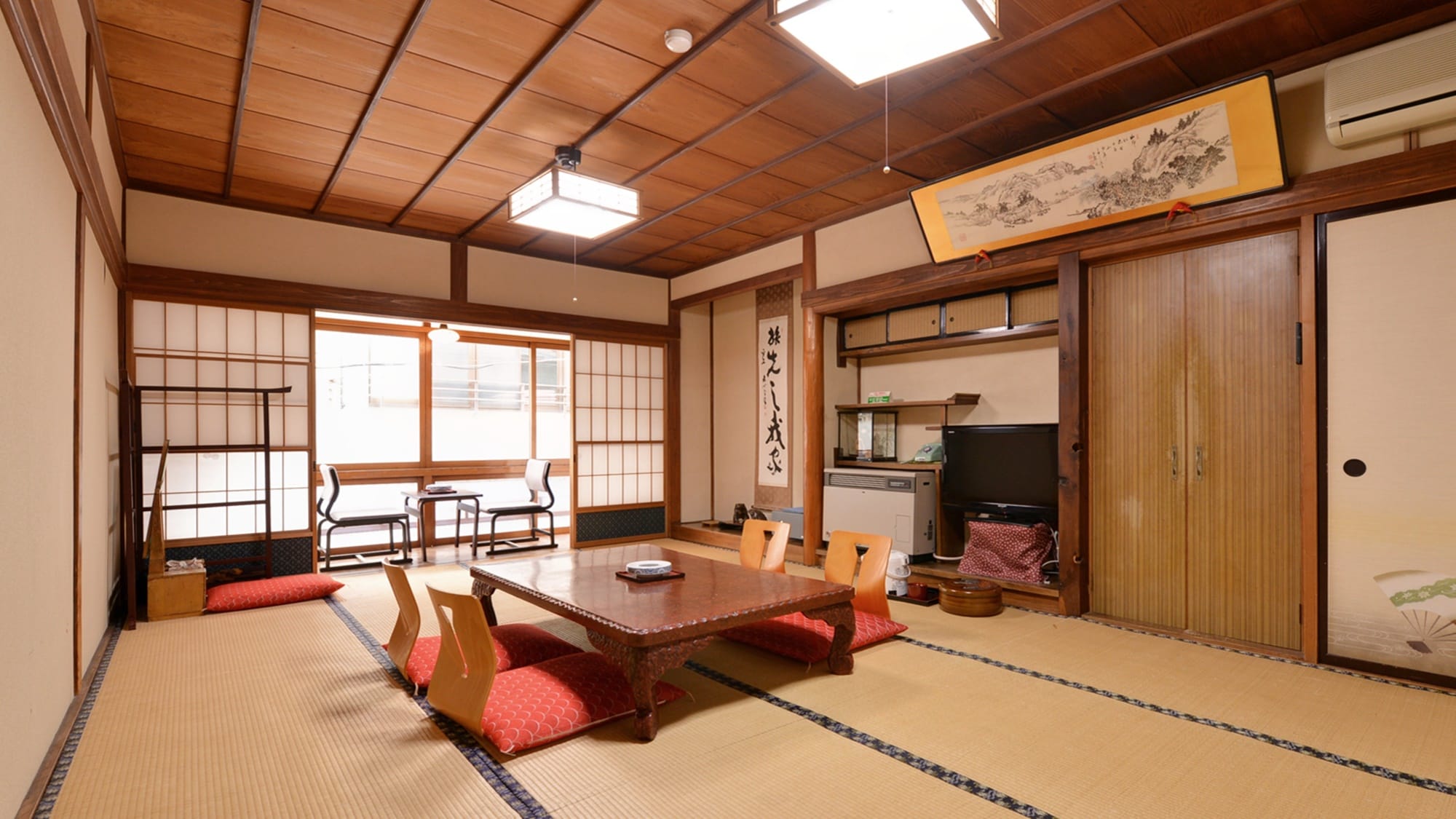 *12 tatami Japanese-style room (example of a guest room)/Each guest room has different beams and transoms. Enjoy a relaxing time in a purely Japanese setting.