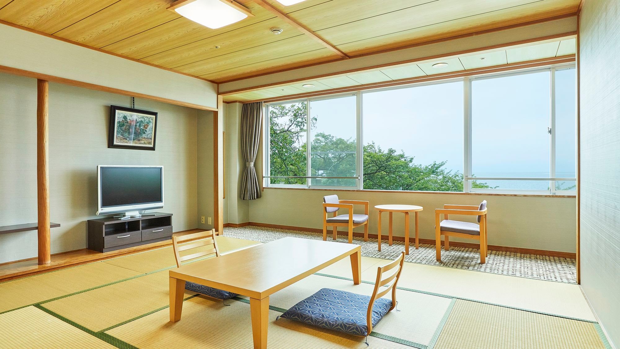 [12 tatami Japanese-style room] A spacious Japanese-style space surrounded by a calming atmosphere.