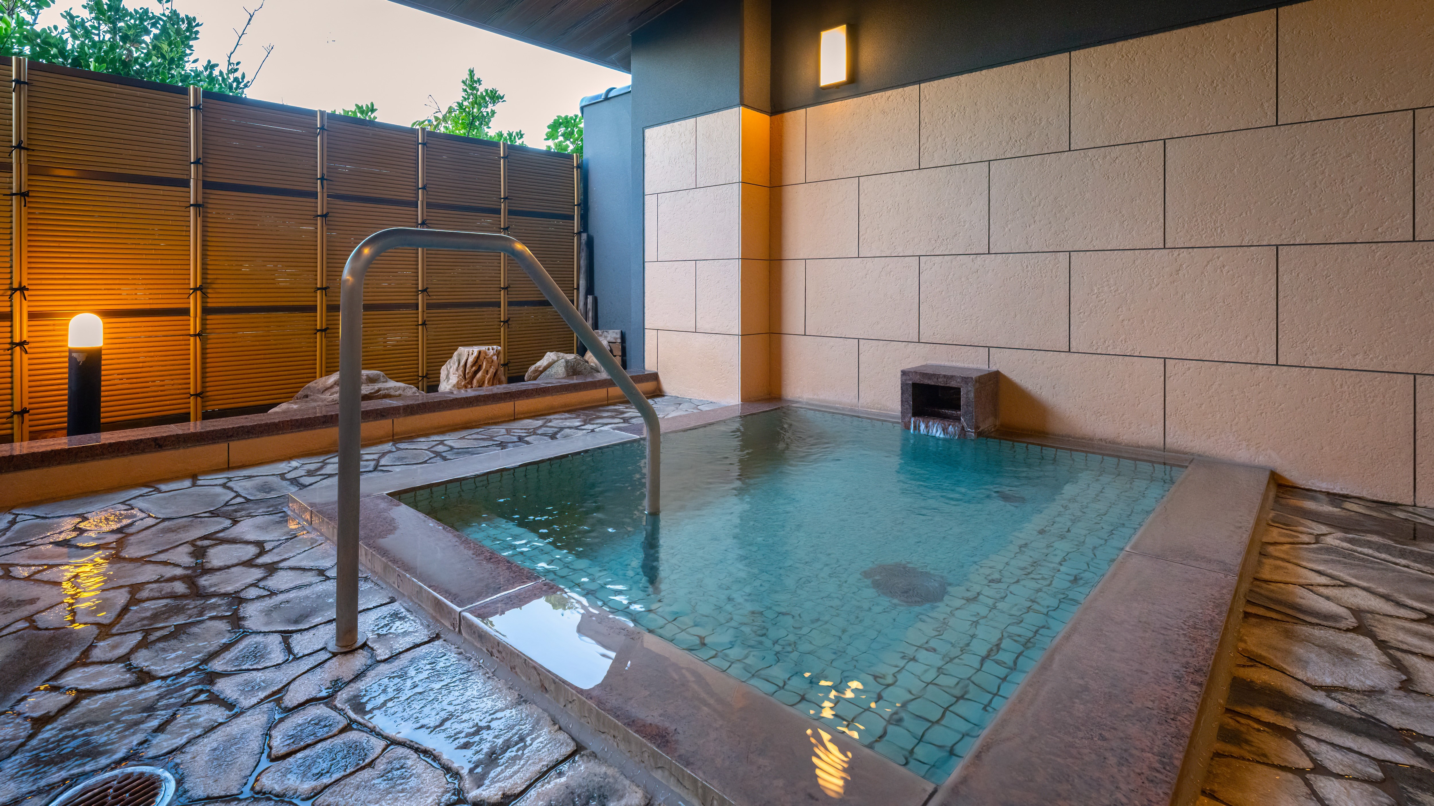 [Large public bath/women's bath] A large public bath with an indoor bath and an open-air bath! Enjoy the smooth, pleasant water that's good for your skin! / Example