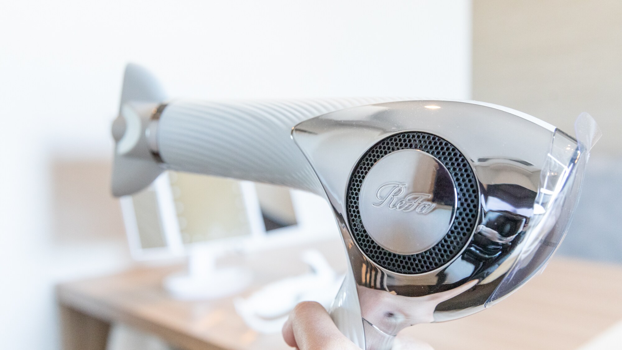 ReFa Beauty Dryer 打造水潤柔軟的稀有秀髮
