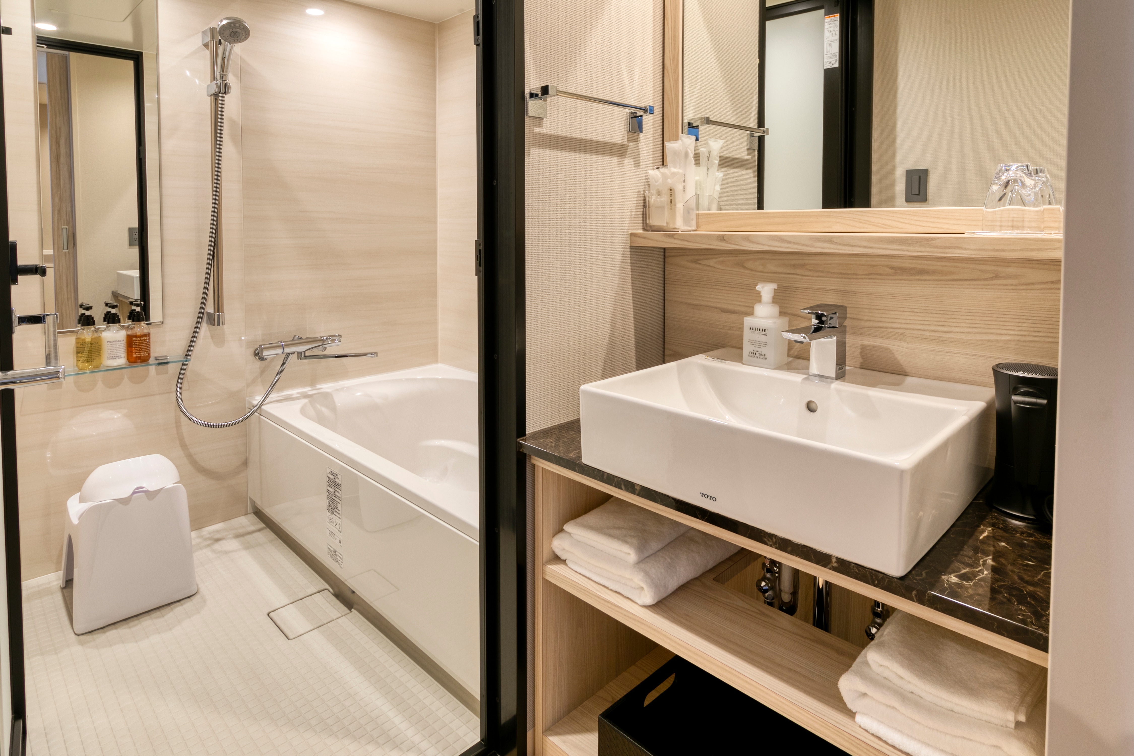 Premium twin (3 independent bath, washbasin and toilet)