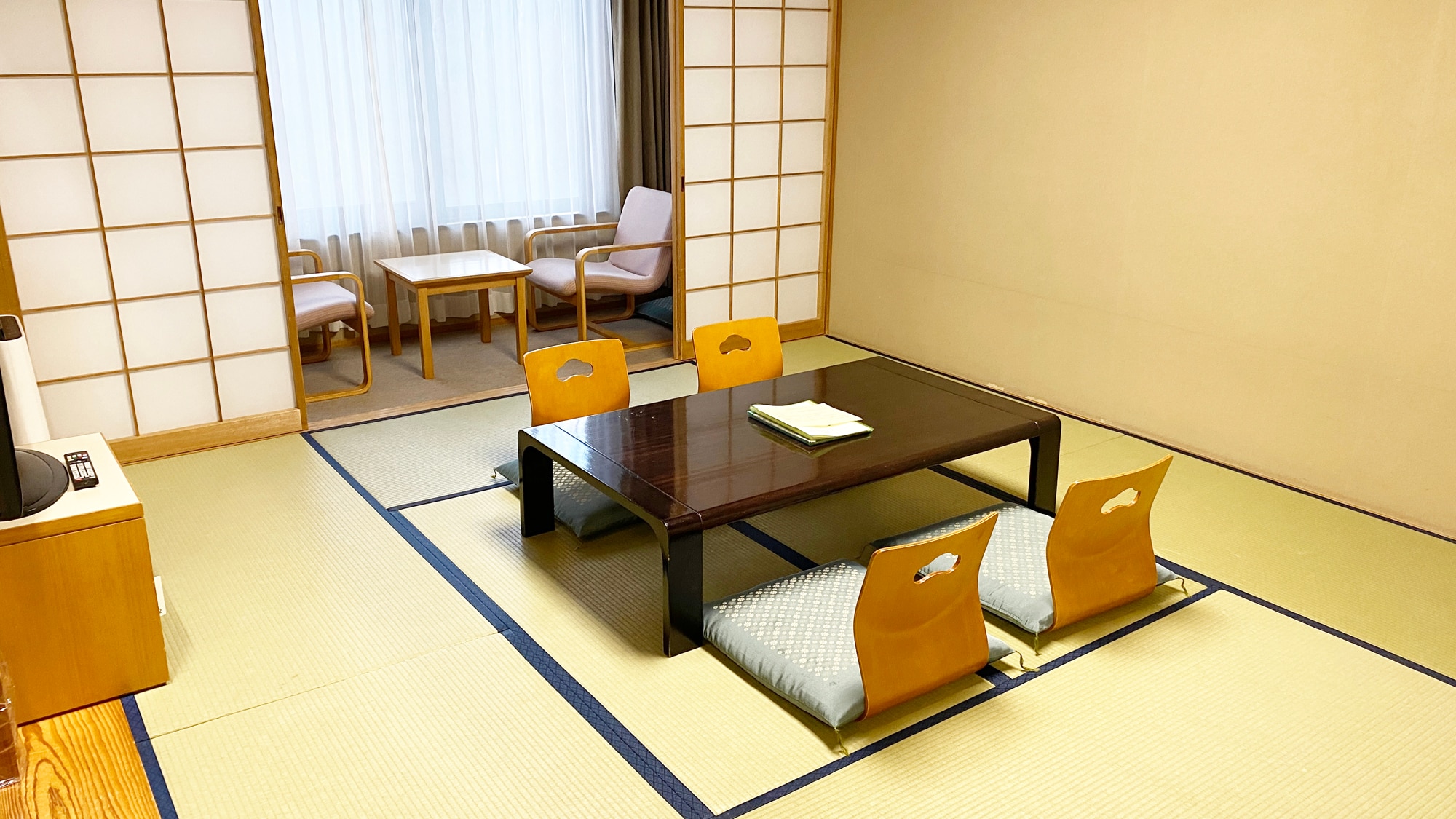 [Main building: 10 tatami Japanese-style rooms] All rooms face the parking lot. On clear days, you can see Tsunan Town below the mountain.