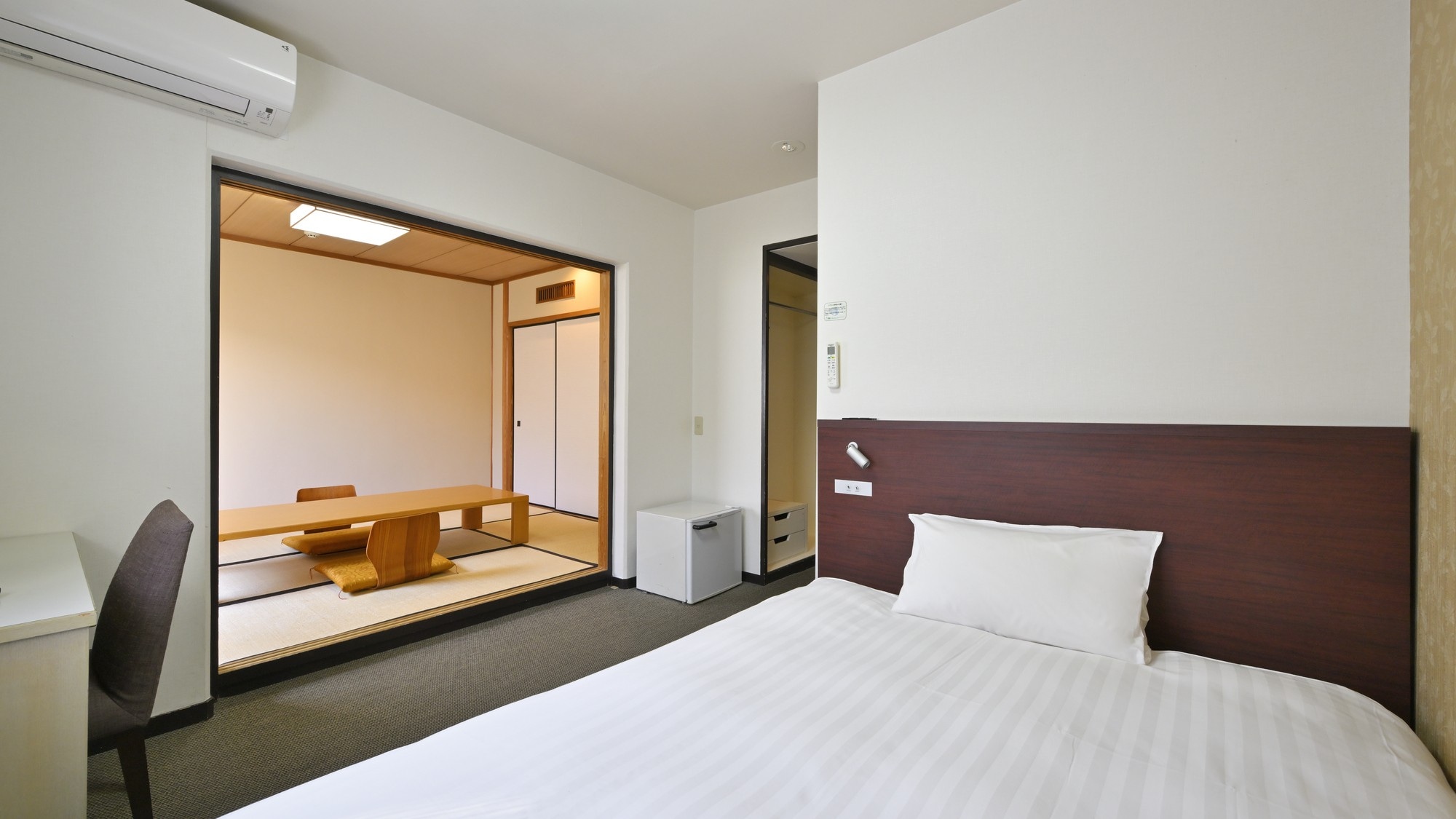 ■Annex Japanese-Western room (31.3m square meter / bed width 140cm + 2 futons)