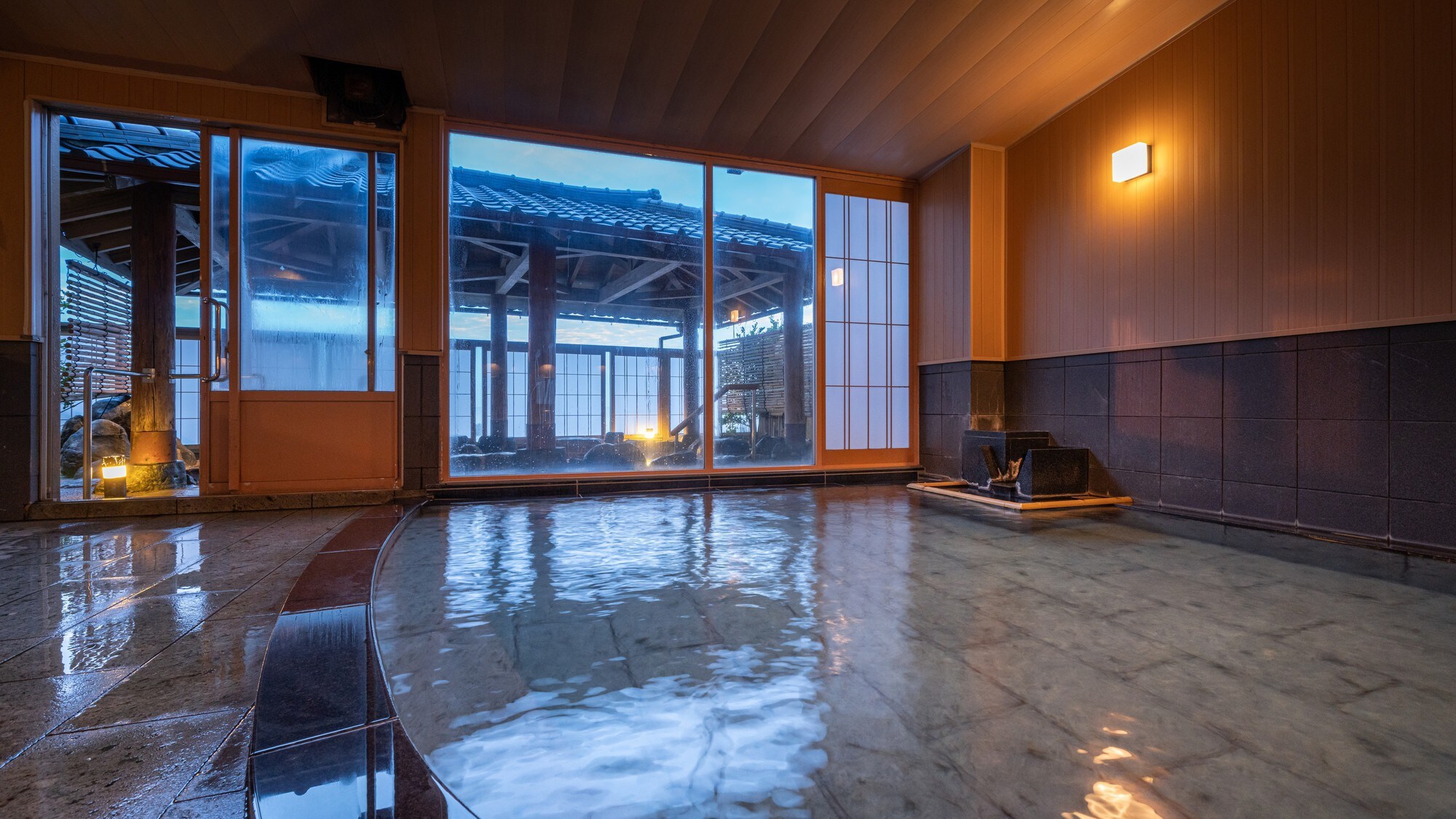 ■ [天王原室內浴池] 透過拉子式窗戶窺視的露天浴池