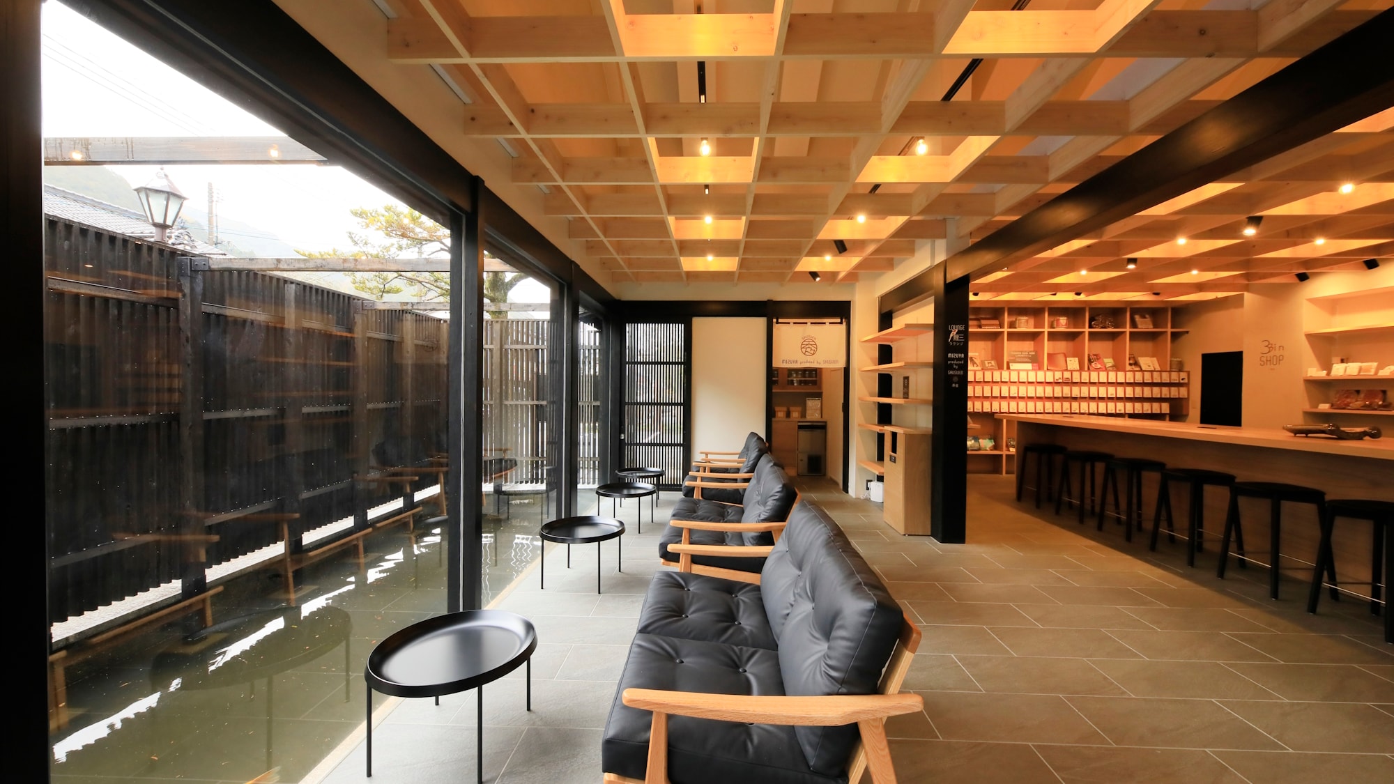 [Lounge Koi San] Take a break while watching the graceful swimming carp. (Example)