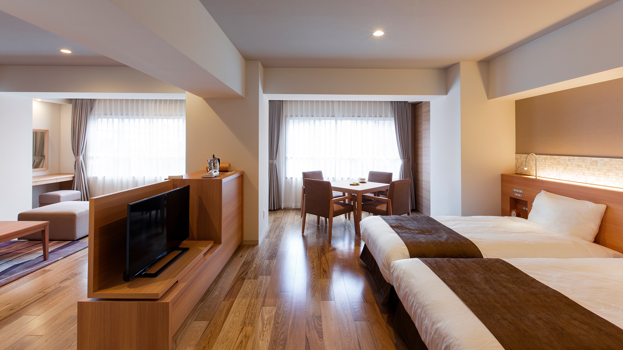 [Example of a Standard Twin Room] <Heisei Modern> In addition to a large sofa, you can also relax with a table set.