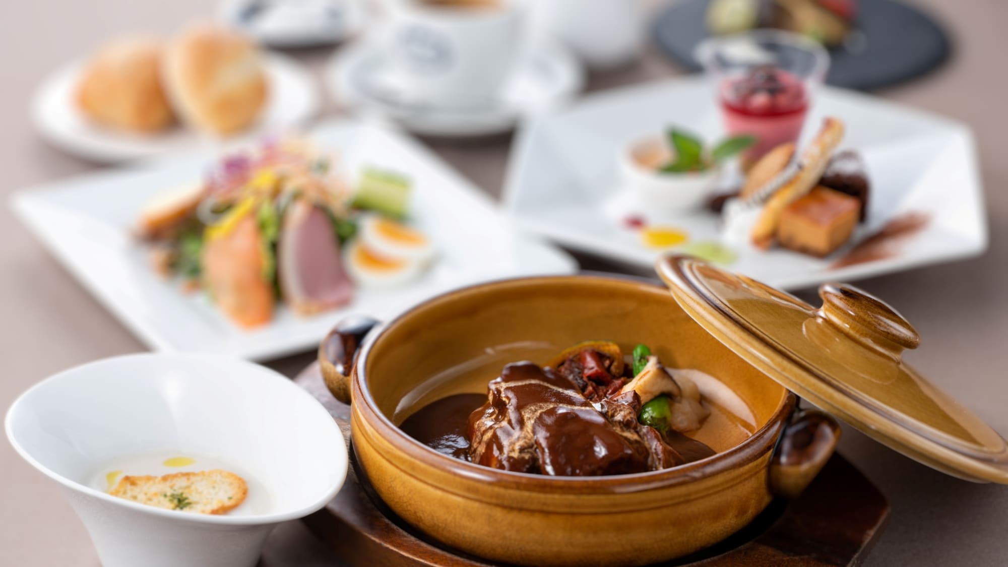 ฮิรุนันเดสุ! แผนหลักคือสตูว์เนื้อโคชูไวน์บีฟ ซึ่งได้รับการตอบรับอย่างดีเยี่ยมจากการแนะนำของเรา