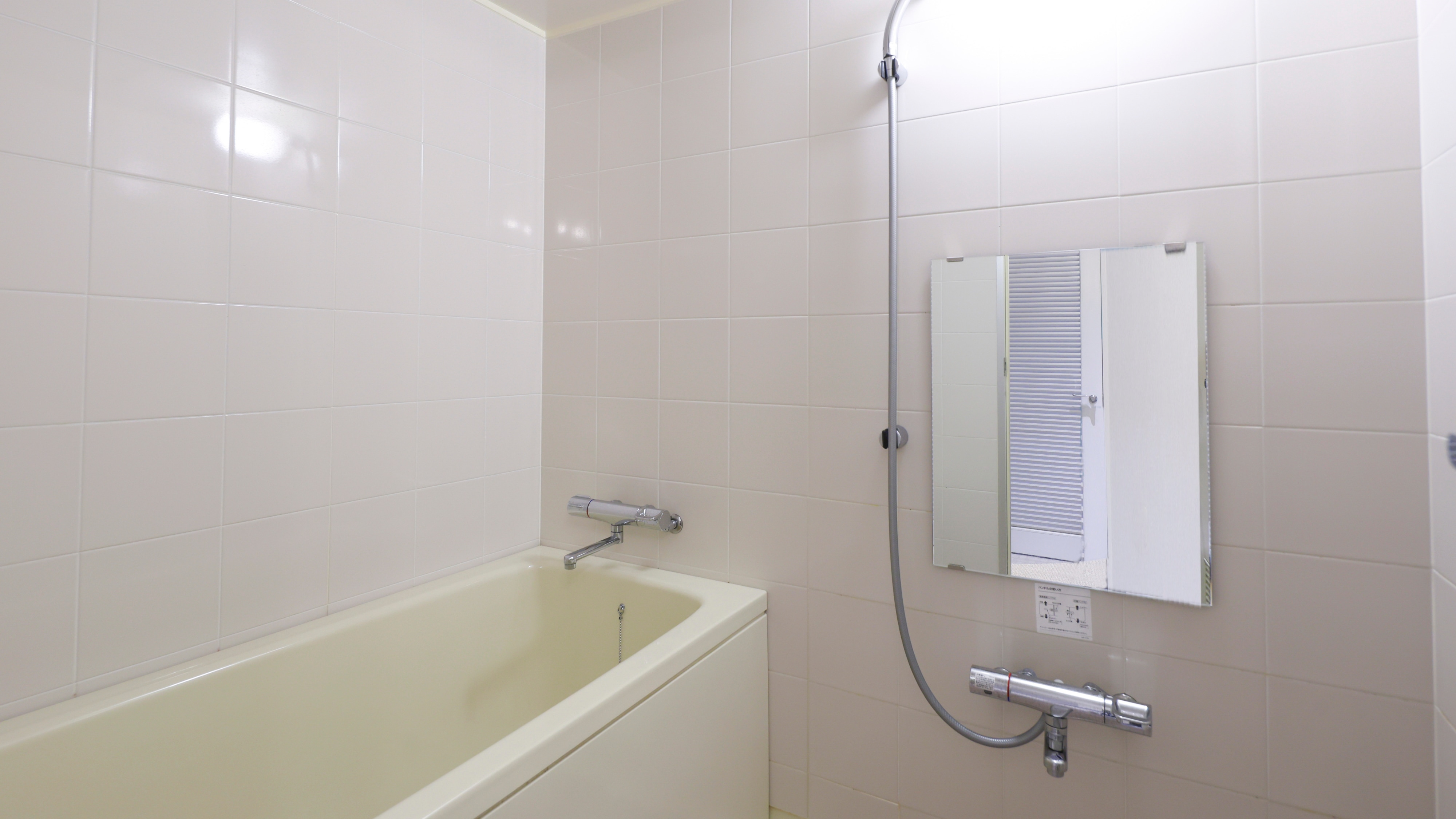 Đây là một bồn tắm có khu vực rửa.