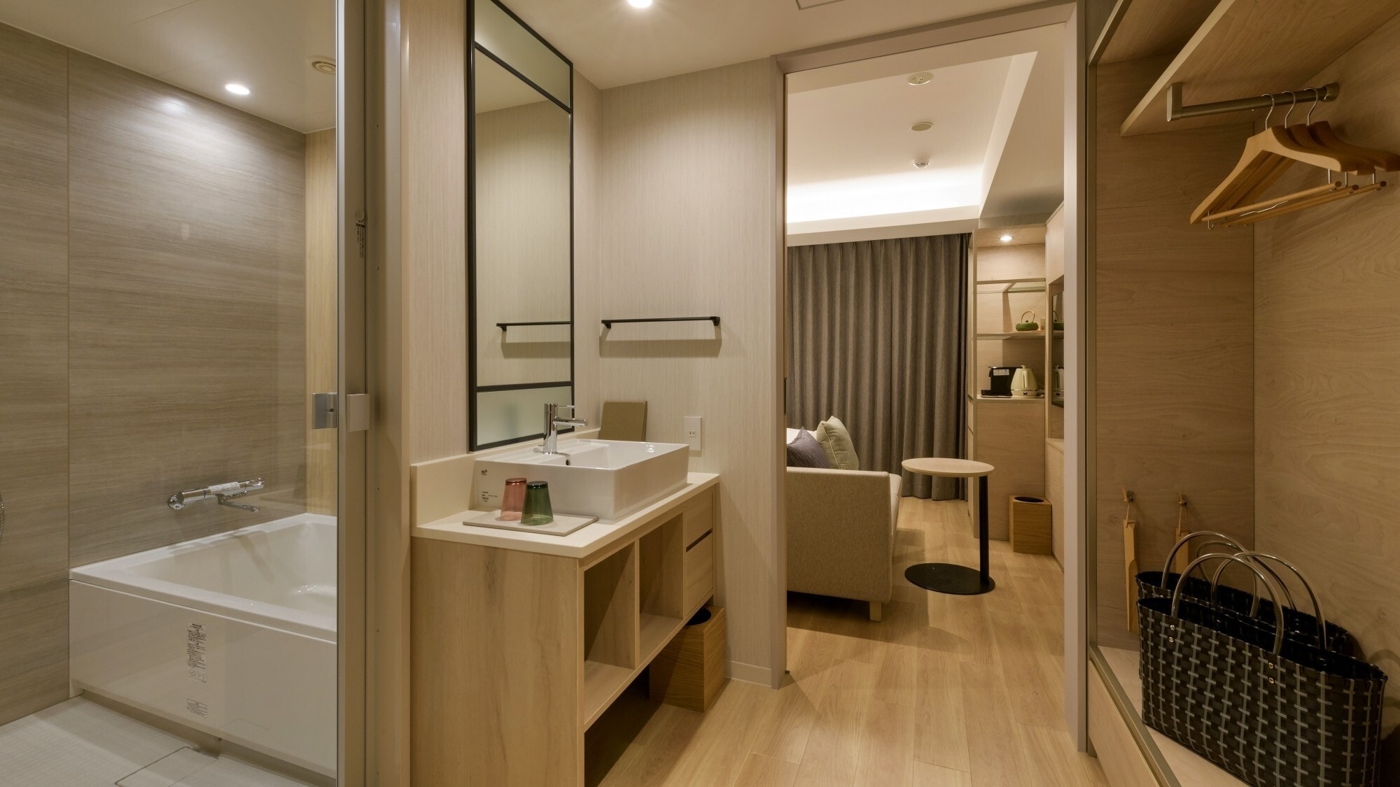 [Ví dụ về phòng du lịch] Được trang bị đồ thủ công truyền thống và các vật dụng độc đáo của khách sạn như đồ thủy tinh Tsugaru và đồ sắt Nambu.