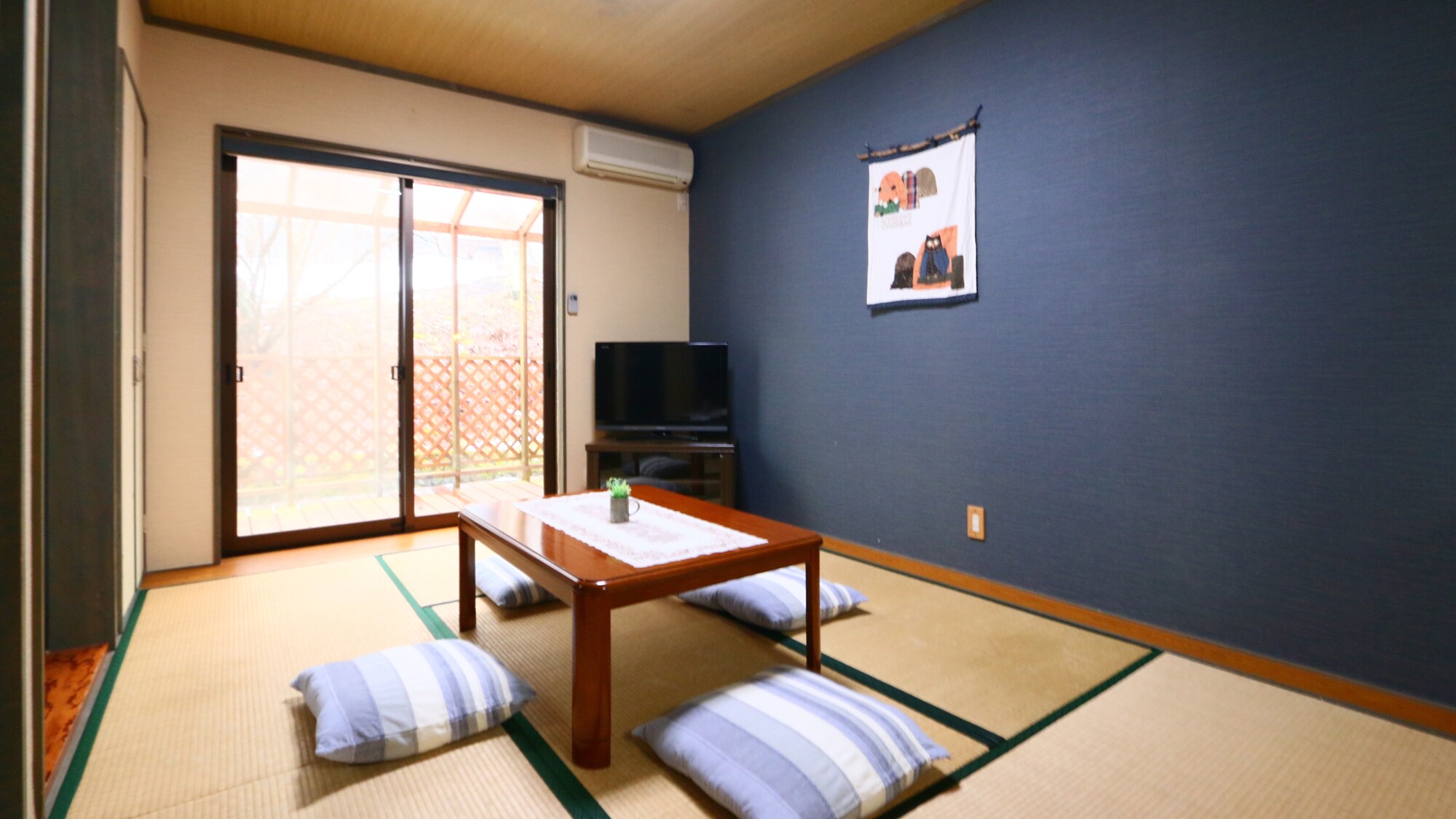 Japanese-Western style room. There is a kennel in the garden so that outdoor dogs can stay.