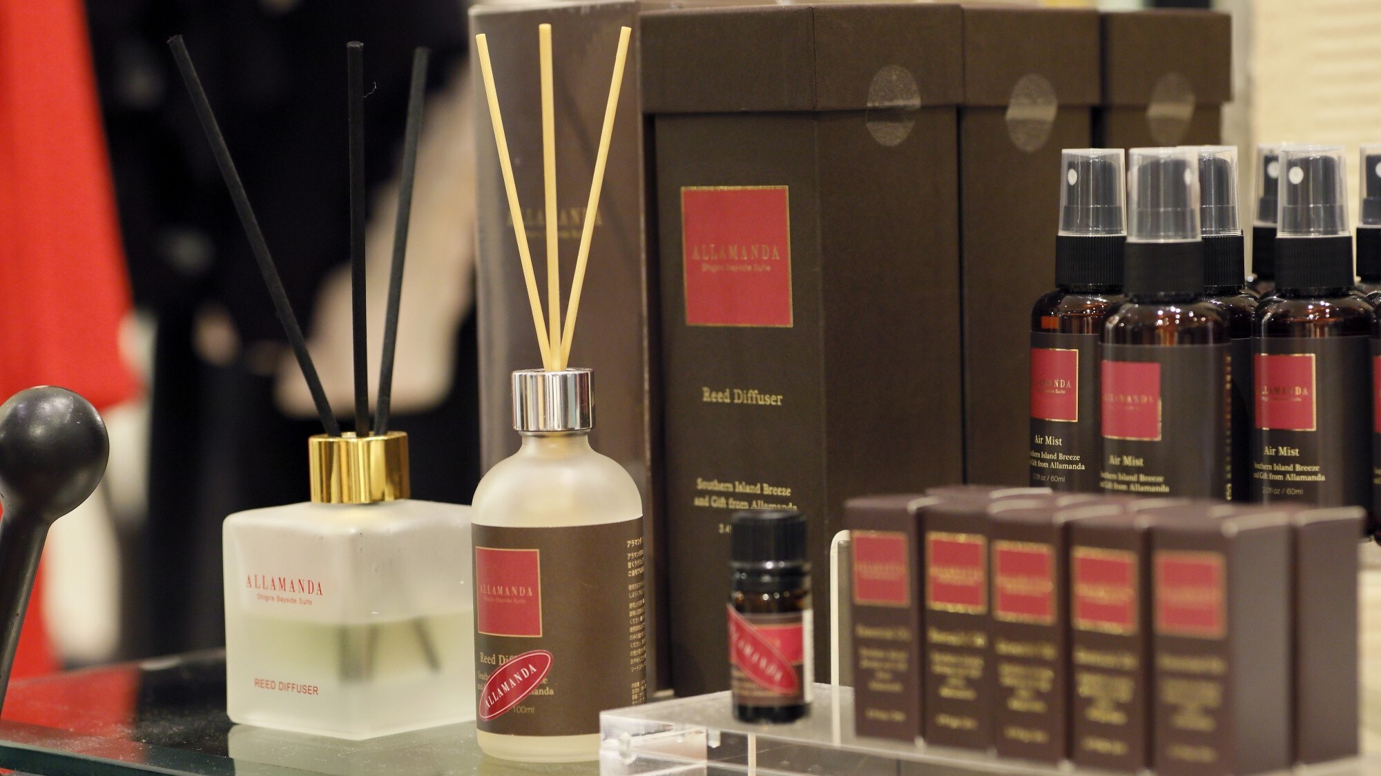 [Allamanda Boutique] Original diffusers and aroma oils welcome customers in the lobby.