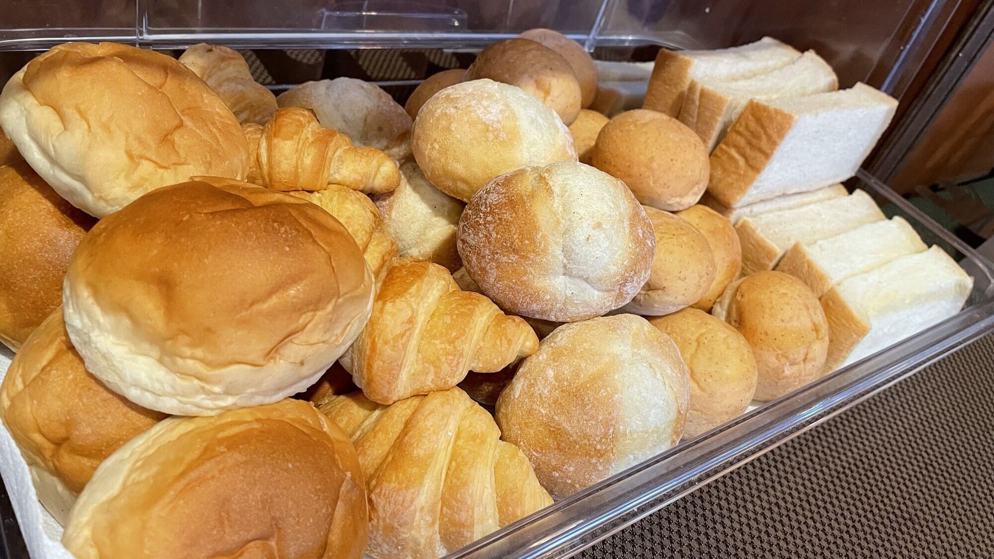 ◆ <Free breakfast> Various types of bread such as croissants, petit French bread, and germ rolls are available.