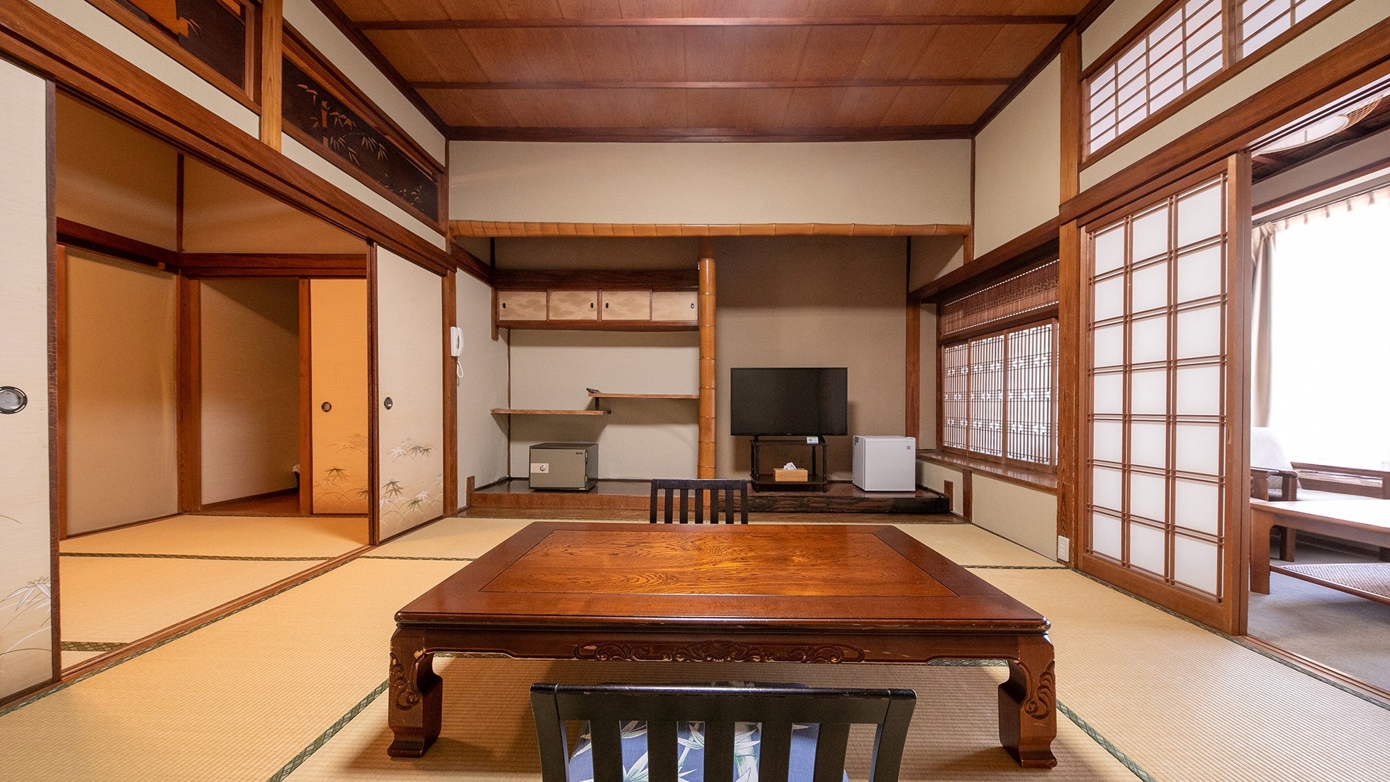 [Phòng theo phong cách Nhật Bản với 8 tấm chiếu tatami và một phòng bên cạnh] Một phòng có một phòng trải 8 tấm chiếu tatami và một phòng bên cạnh được xây dựng theo phong cách Honma.
