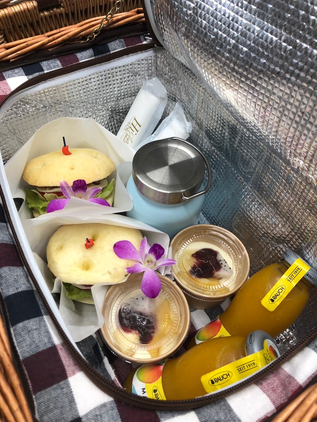 바구니에 담은 룸서비스 조식