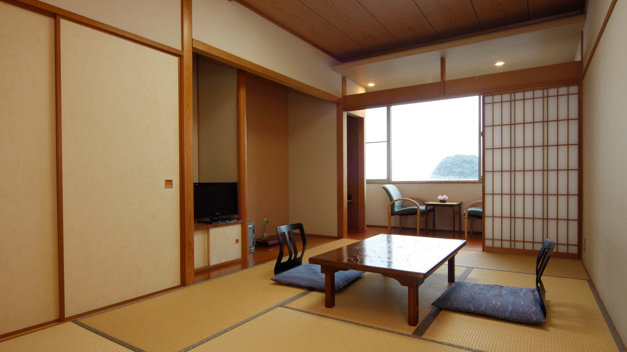 Japanese-style room (8 tatami mats)