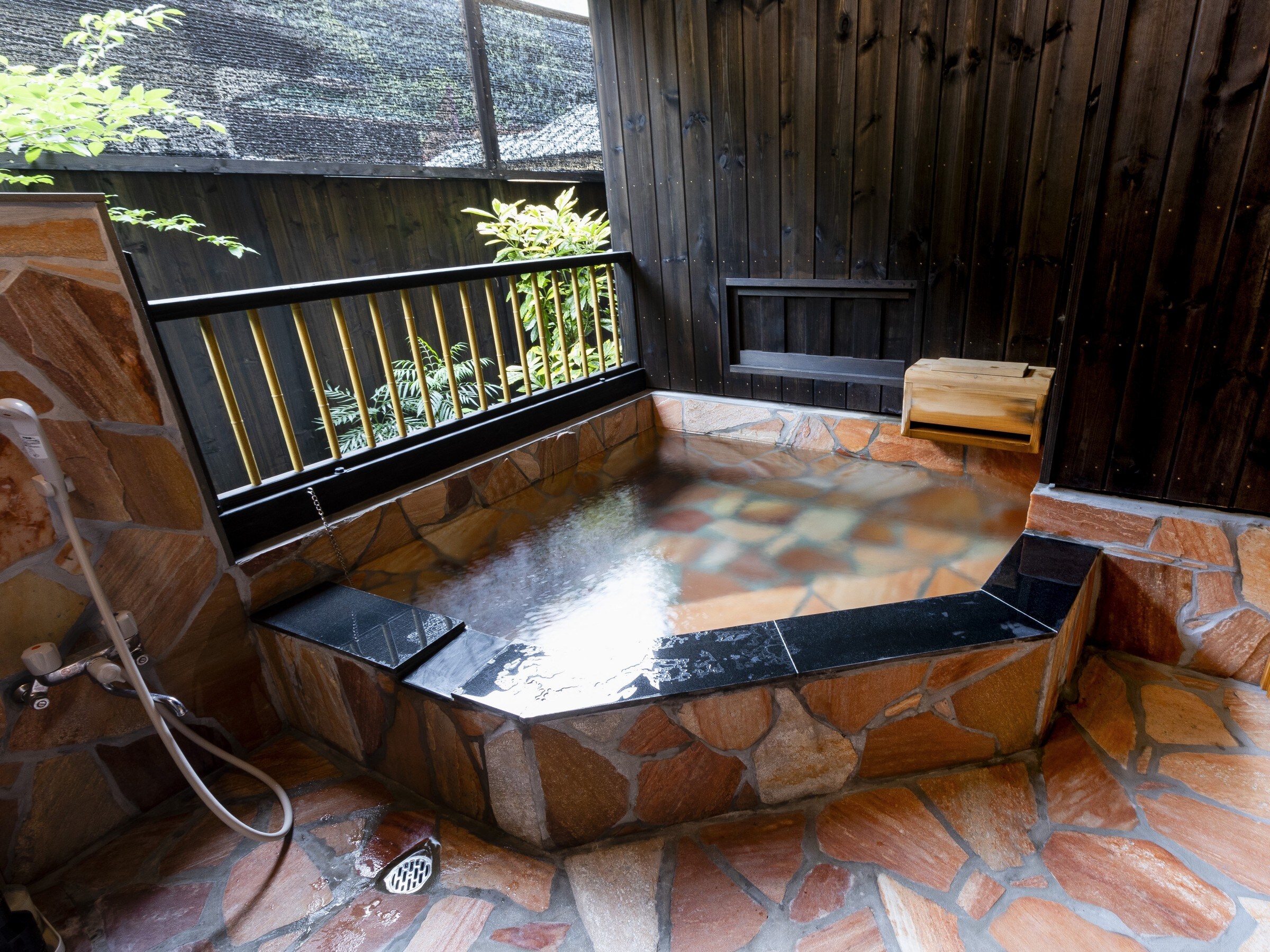 Higo Suite: Open-air bath in guest room [Morning glory]