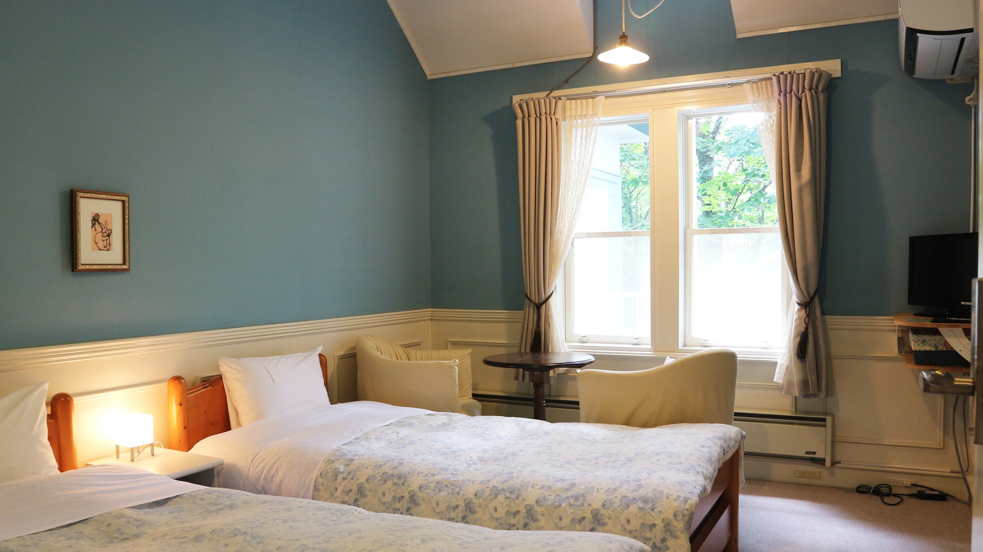 *[Contoh kamar tidur twin bergaya Barat] Langit-langit yang tinggi menciptakan kesan terbuka! Ruangan yang terang dipenuhi dengan cahaya alami dari jendela atap.