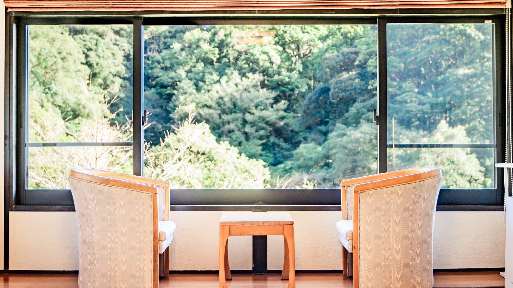 [Example of a Japanese-style room with 10 tatami mats (for 4 people)] Enjoy a luxurious time while admiring the colorful natural scenery.