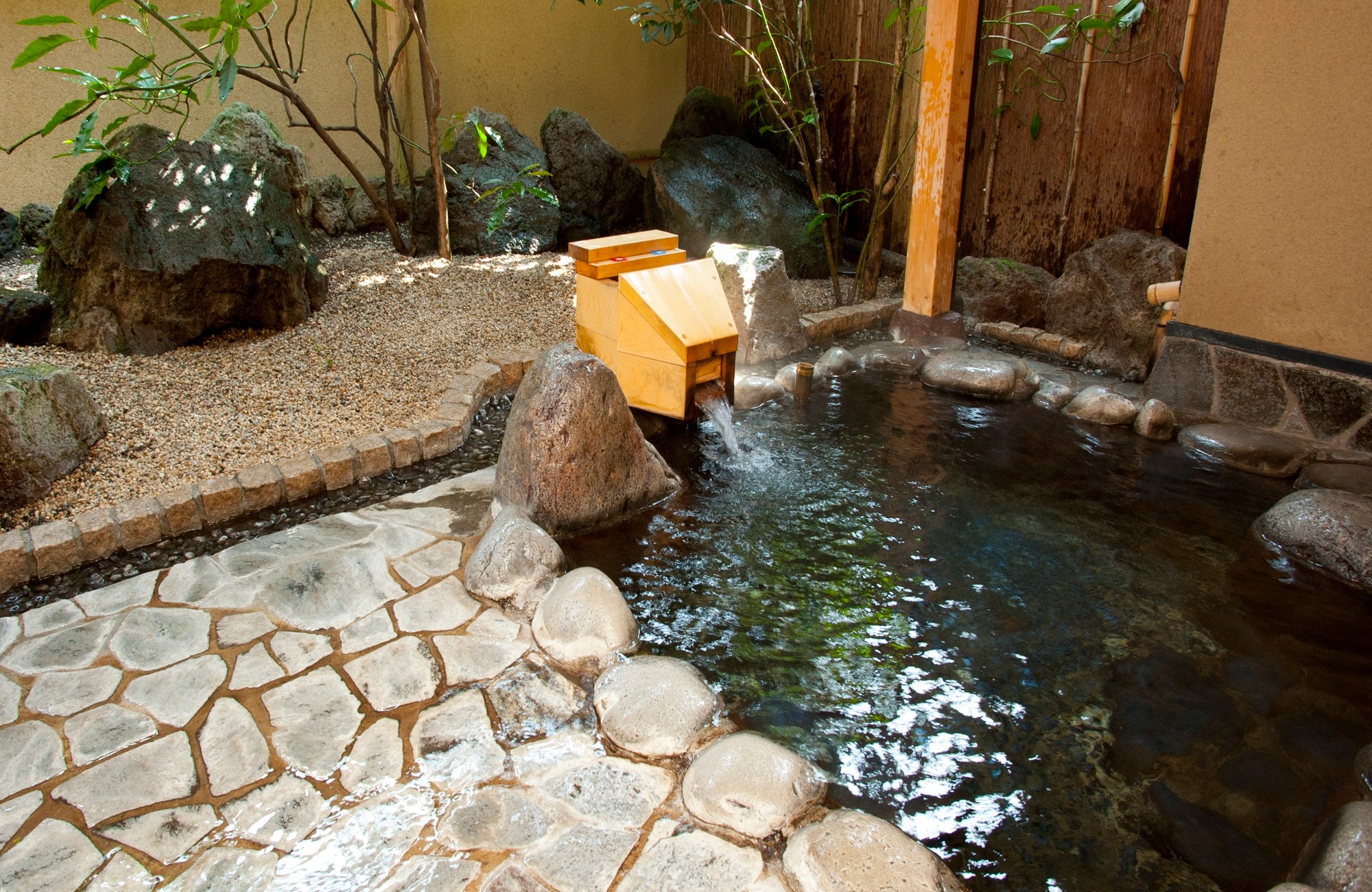 1st floor [with open-air bath + indoor bath] Japanese-style room (10 tatami mats + 8 tatami mats) with wide veranda and miniature garden