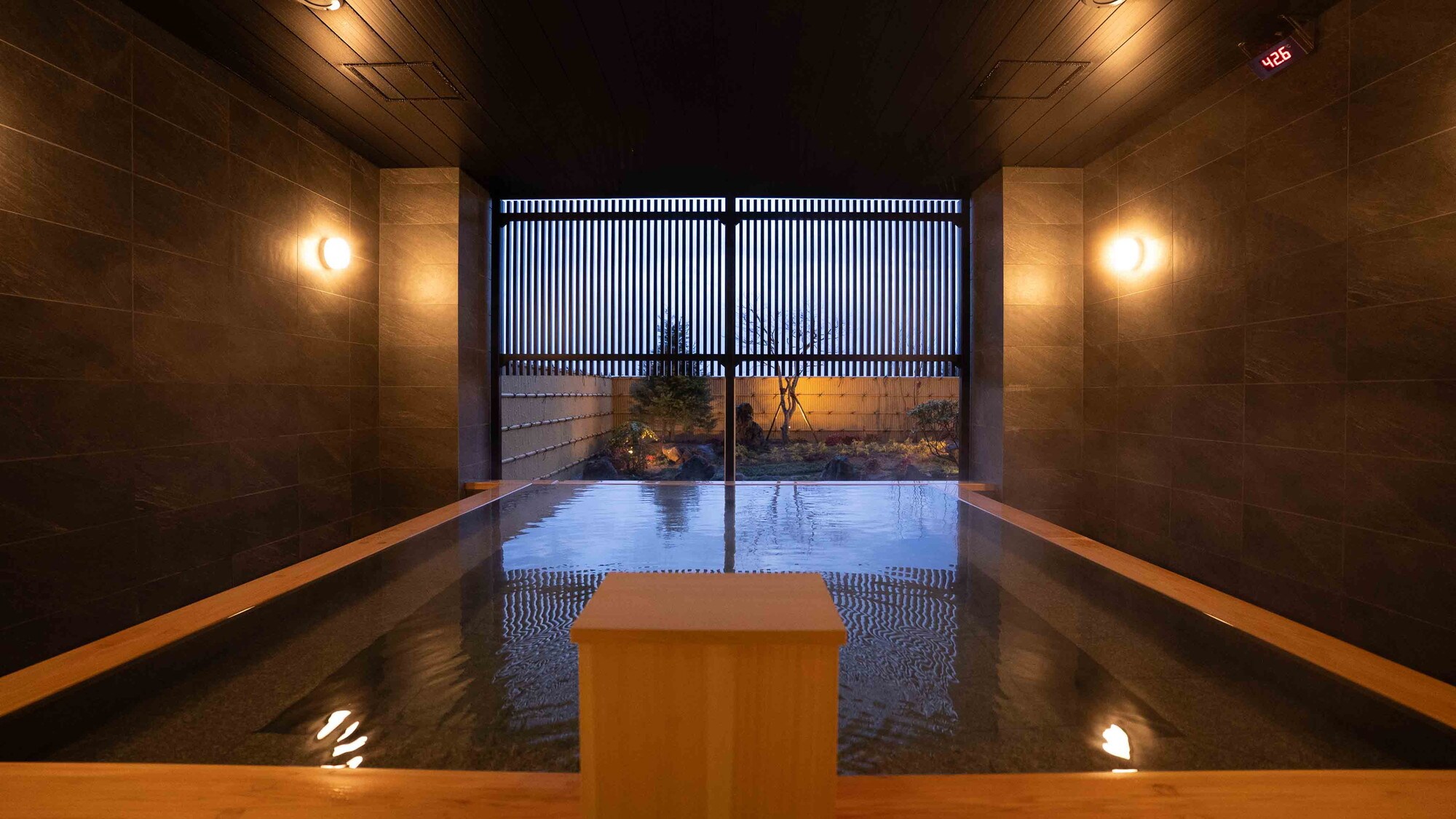 [Large hot spring bath] A large bath with a garden view. It is semi-open-air so you can use it even on rainy or snowy days.