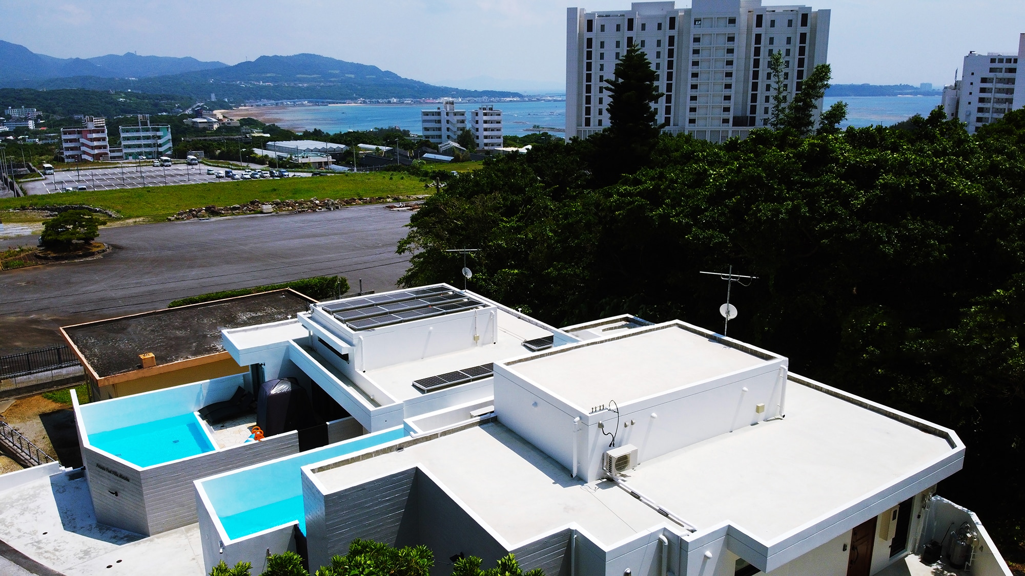 [Drone image] A private pool located in Motobu Town in the northern part of Okinawa Prefecture, where the Ocean Expo Park and Okinawa Churaumi Aquarium are located