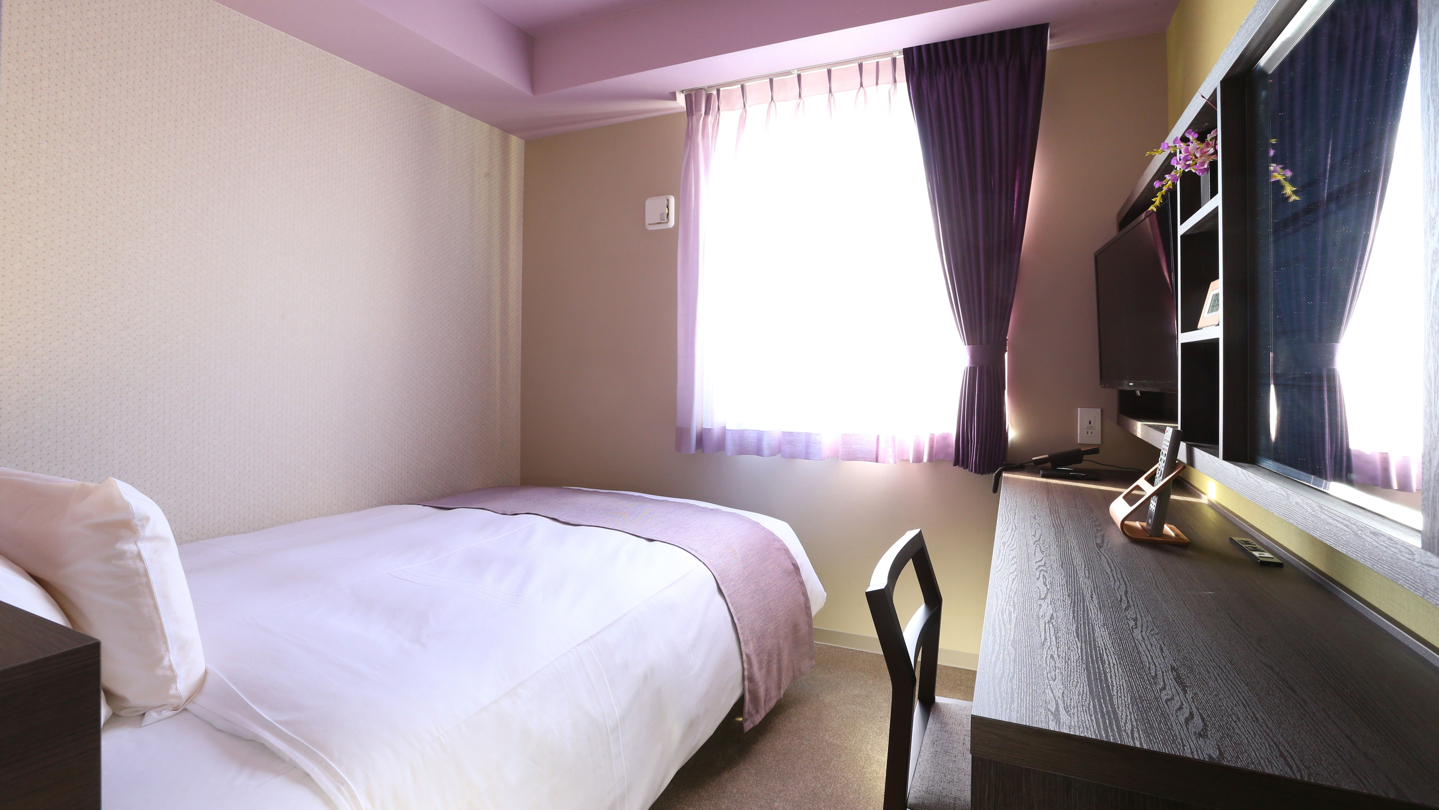 An example of the 13th floor wisteria (single/semi-double) guest room