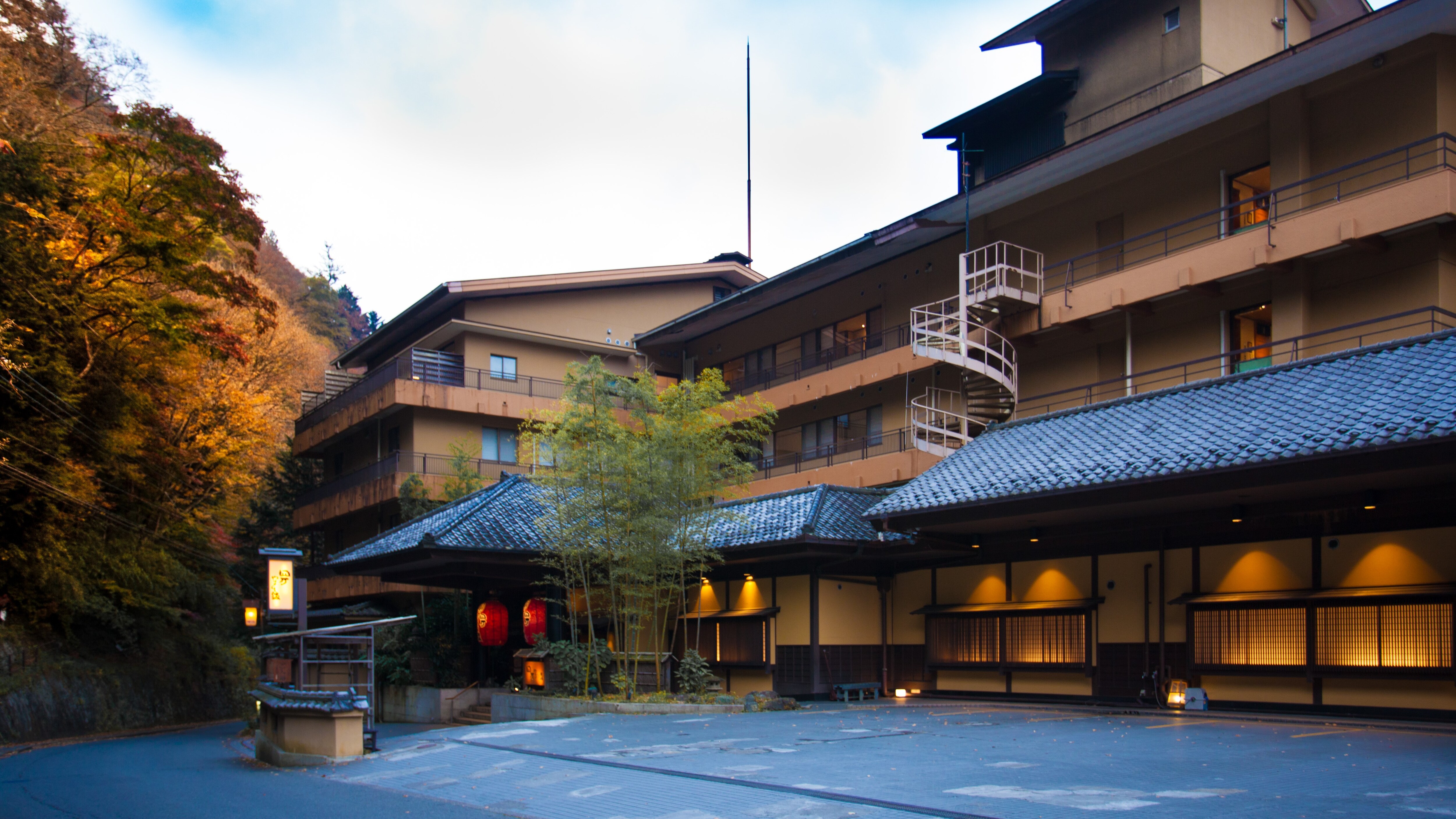 A lodging surrounded by nature where you can experience the changing seasons up close.