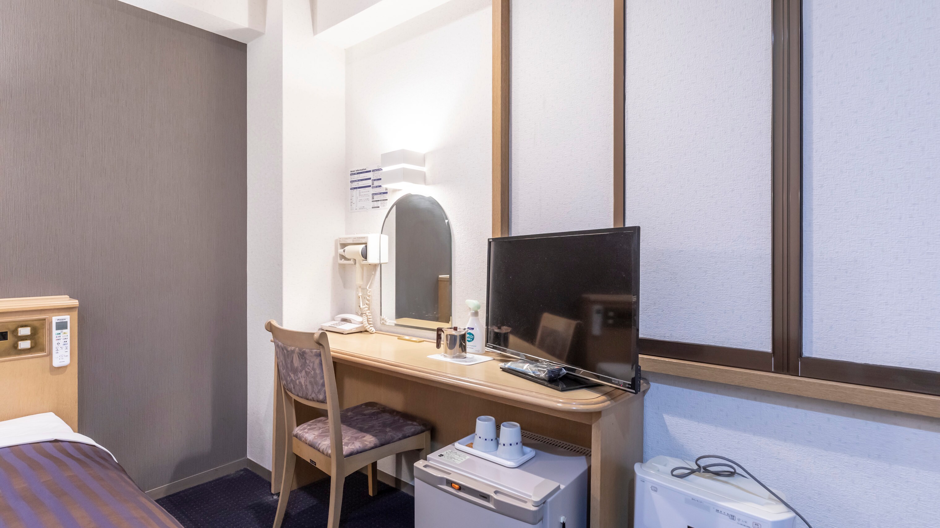 [Non-smoking] Semi-double room
