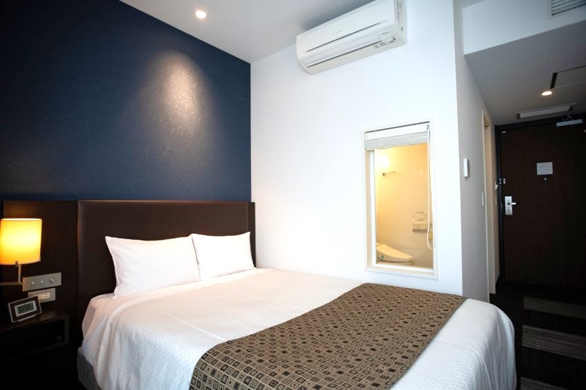 [18.4 square meters] Features an open unit bath with a small window