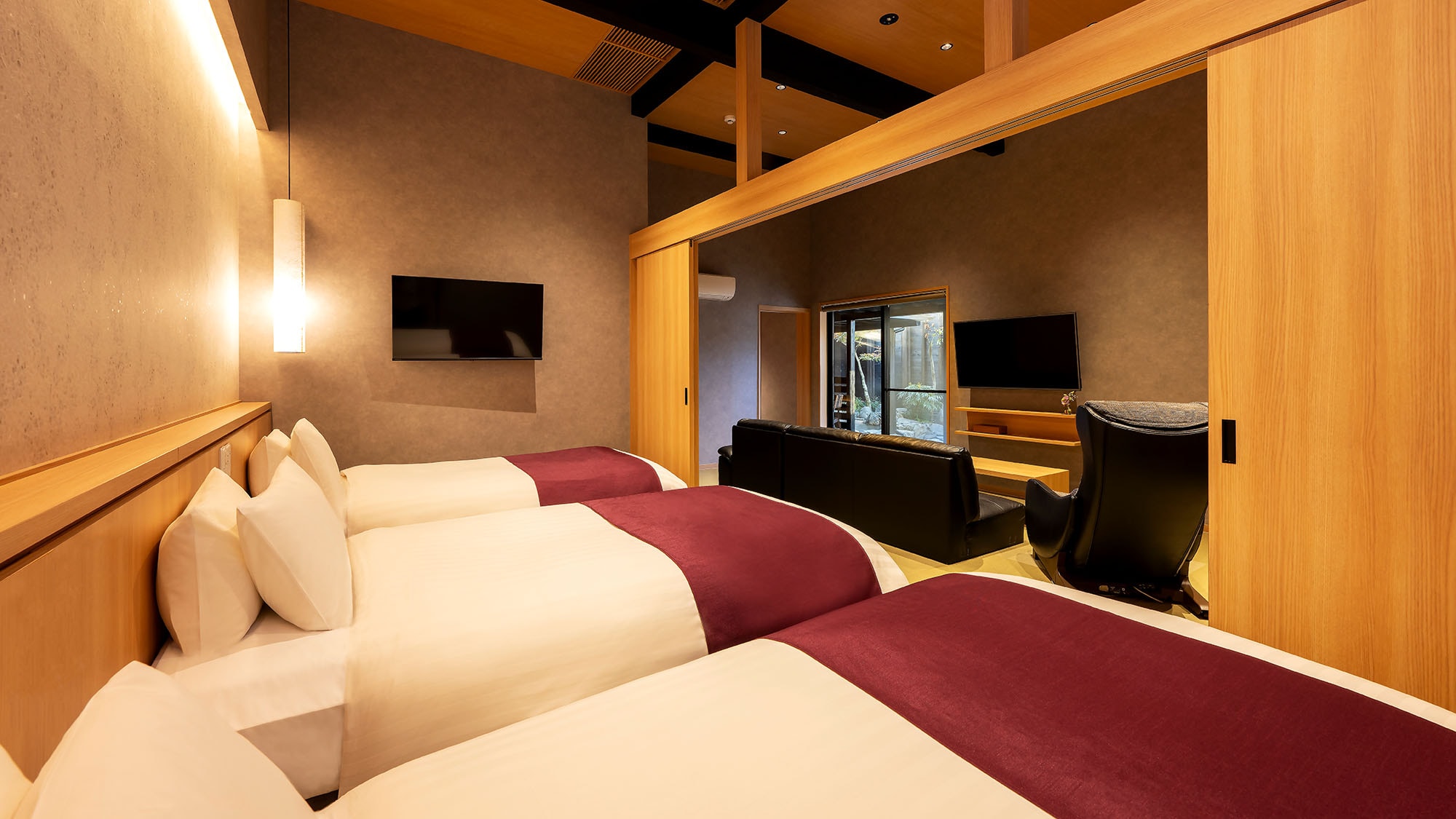 An example of a Japanese modern suite bedroom