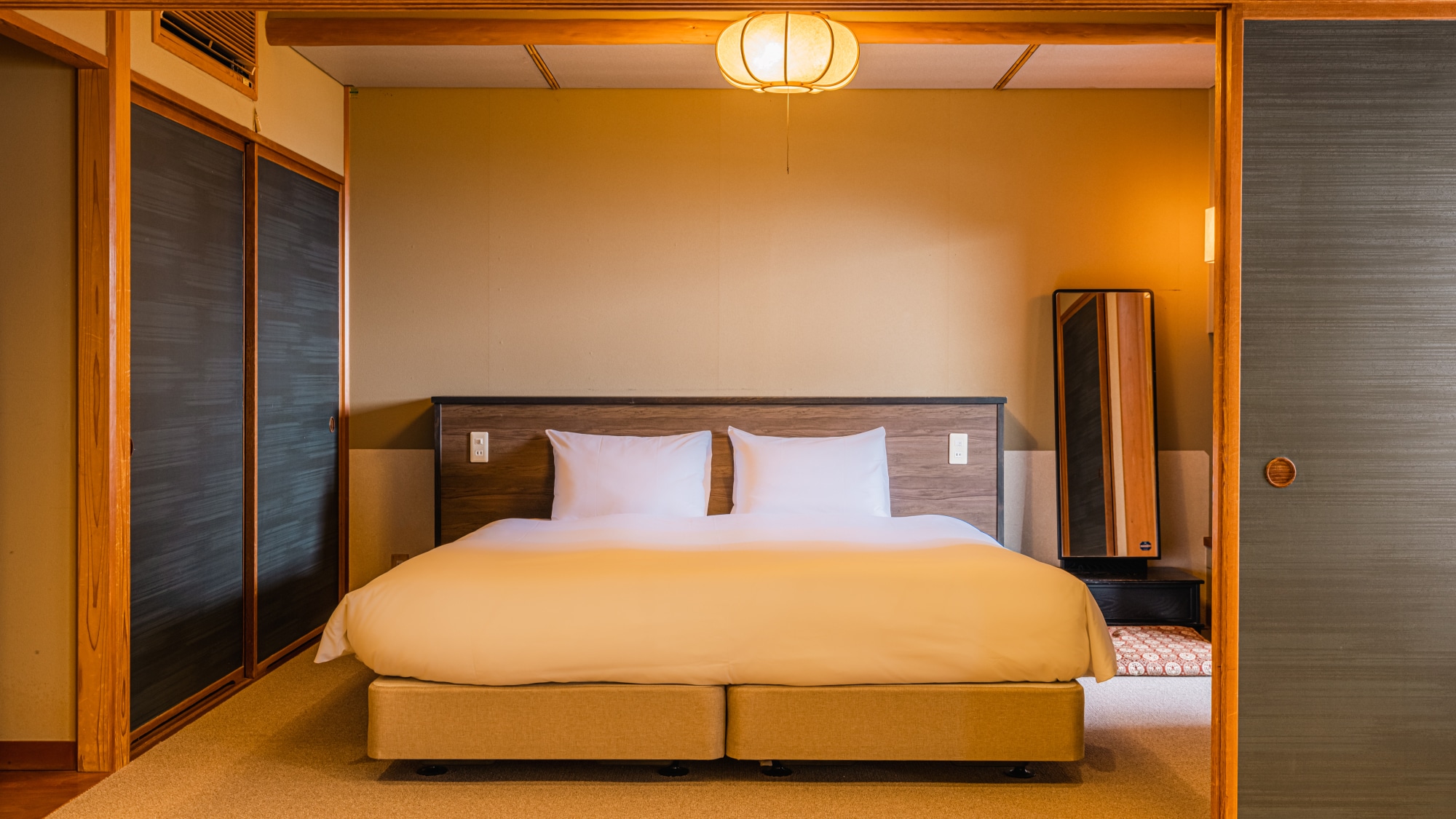 Japanese-style king room with open-air hot spring bath / Relax in a king-size bed