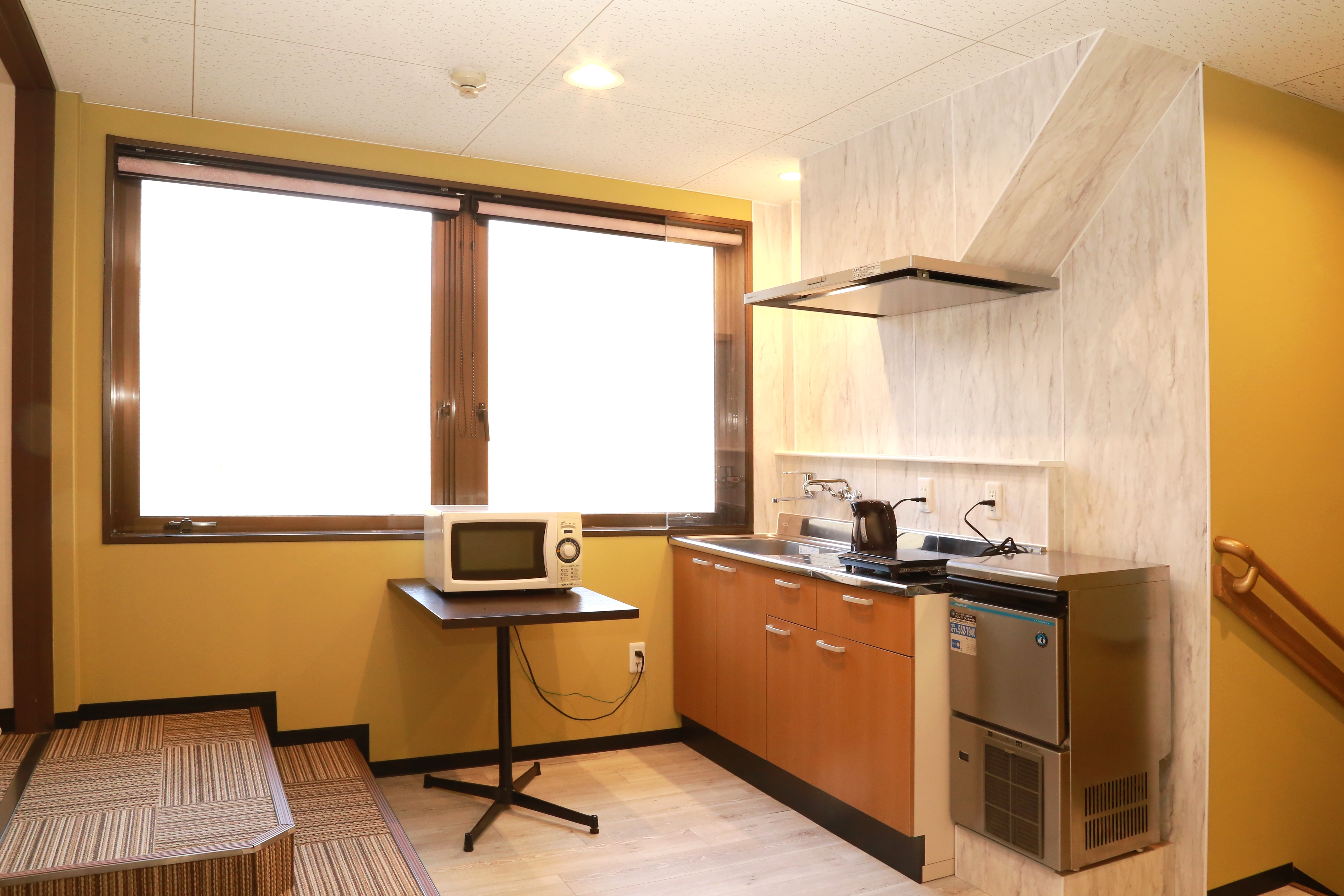 [Mini kitchen] Microwave available