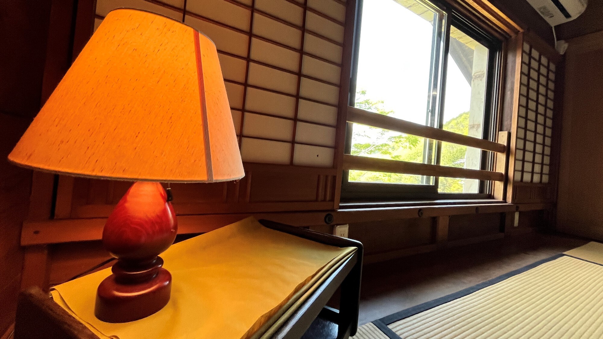 [Staying at a storehouse - a library] A storehouse where you can enjoy many books, from picture books to ancient documents