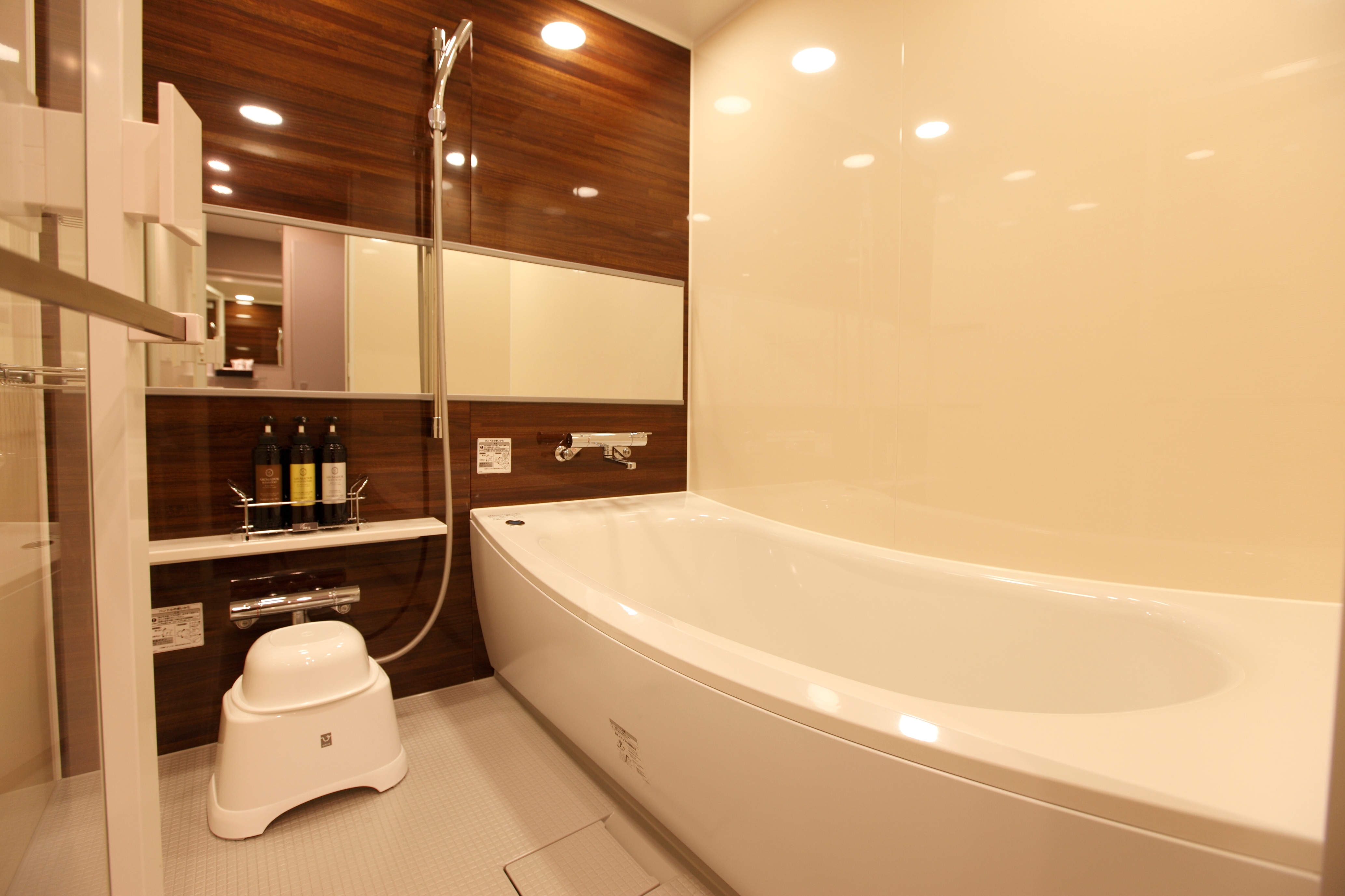 Bathroom (twin, standard king)