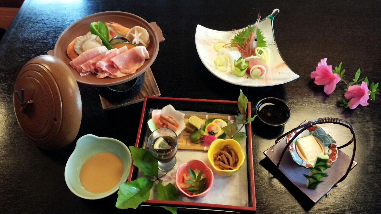Japanese kaiseki cuisine. The contents change depending on the season.