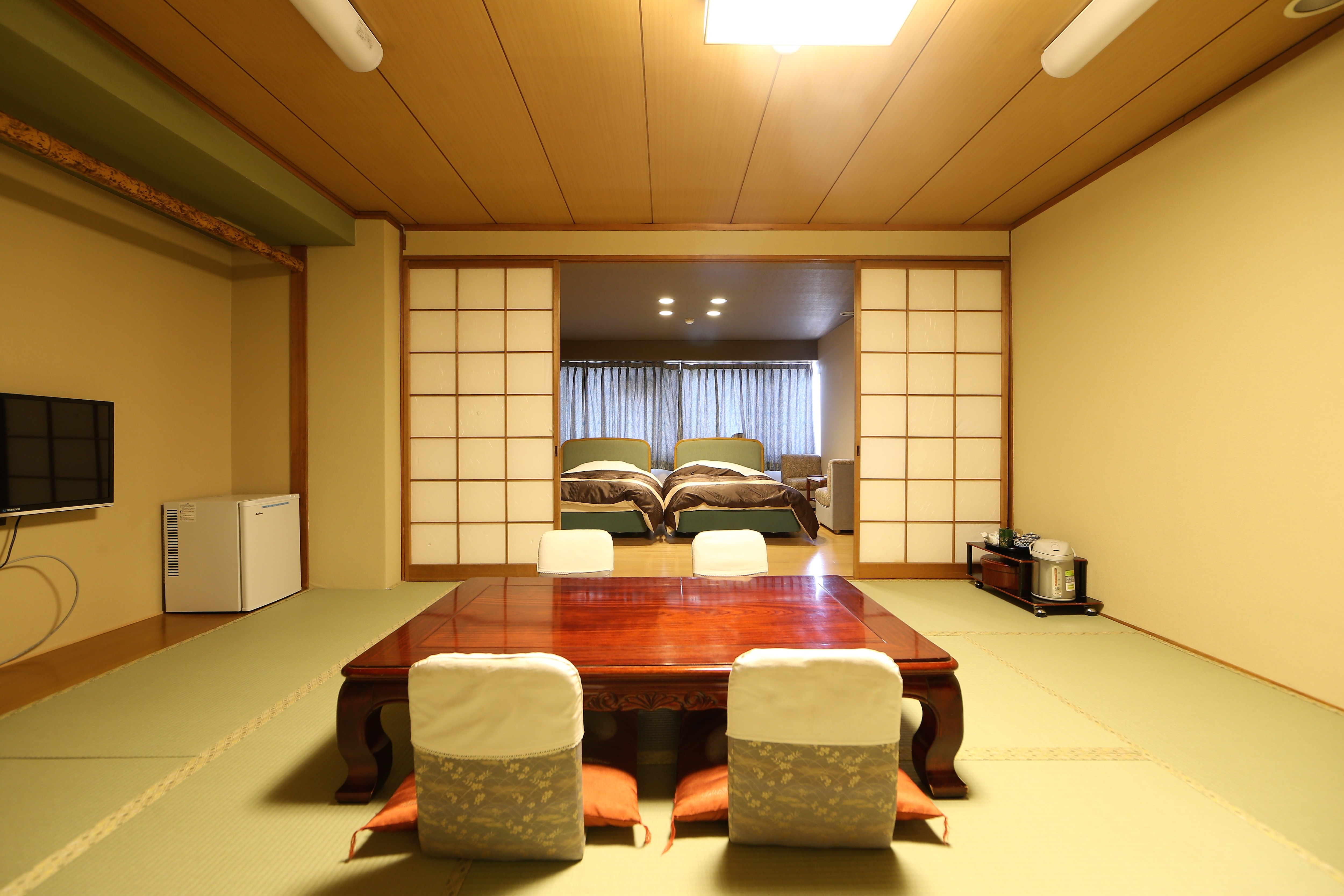 <Japanese-Western style room> Japanese-style room with 10 tatami mats and twin beds