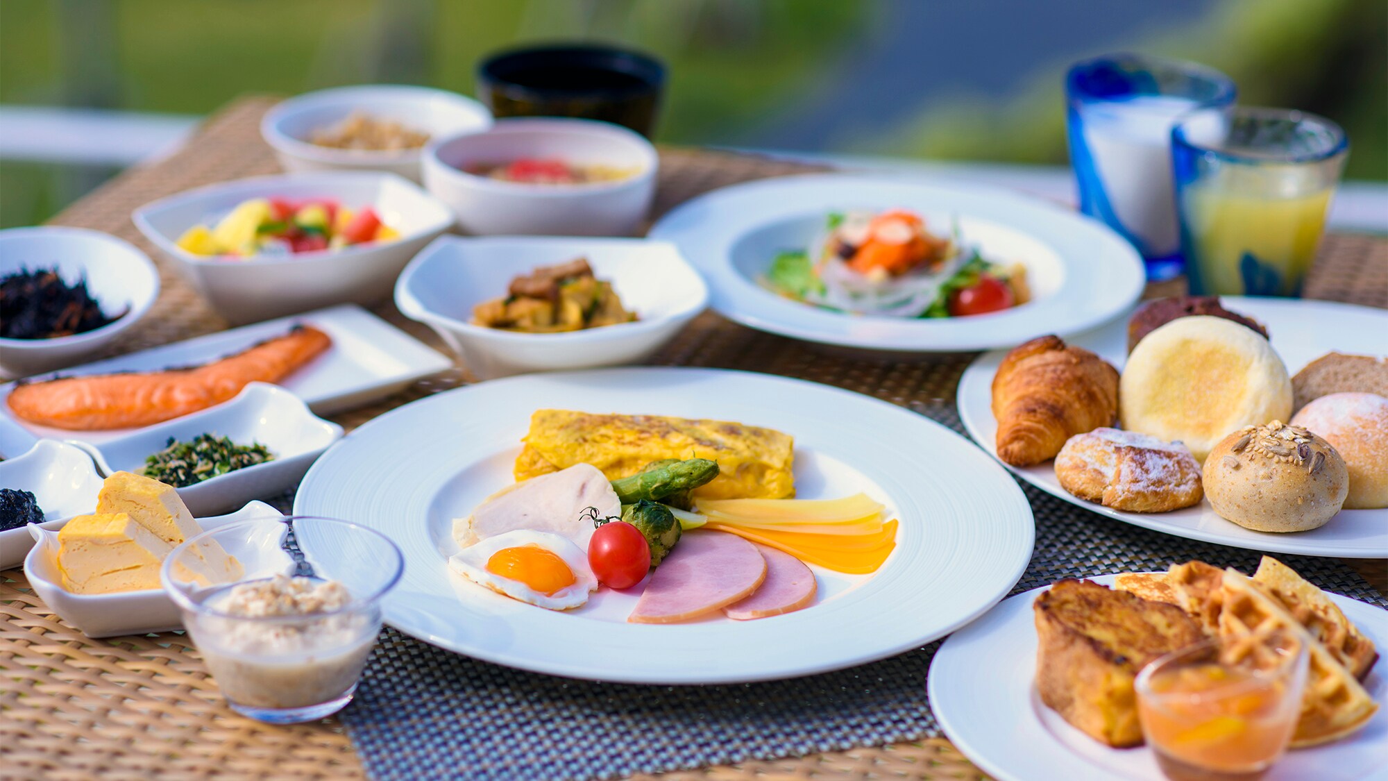 [Sarapan] Nikmati lebih dari 60 jenis hidangan dalam gaya prasmanan dengan tema bahan-bahan lokal Okinawa dan makanan sehat.
