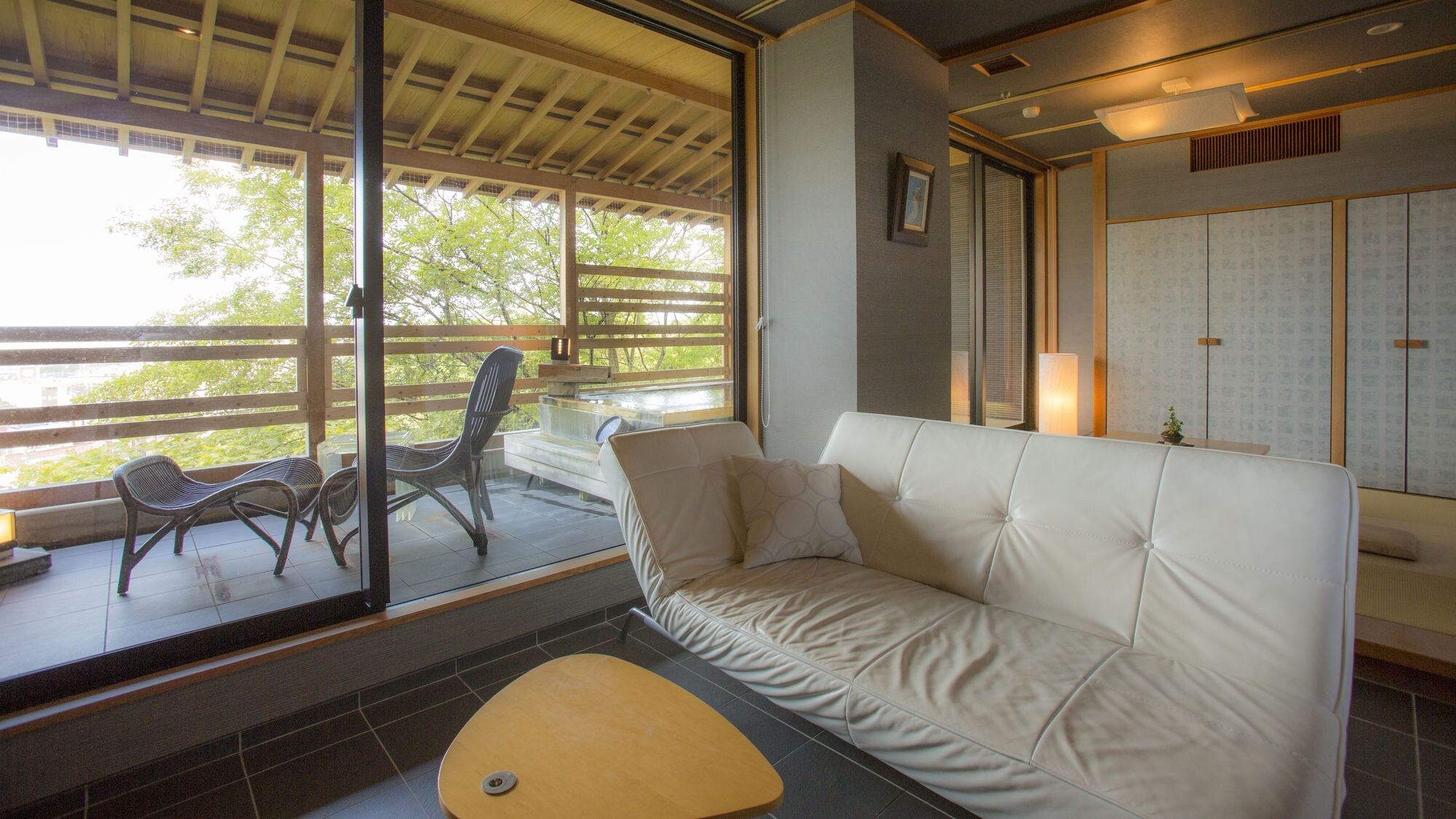 【원천 흘려 흘려 노천탕 첨부 객실】658호실・묵석(보쿠세키) 돌의 욕조의 일례