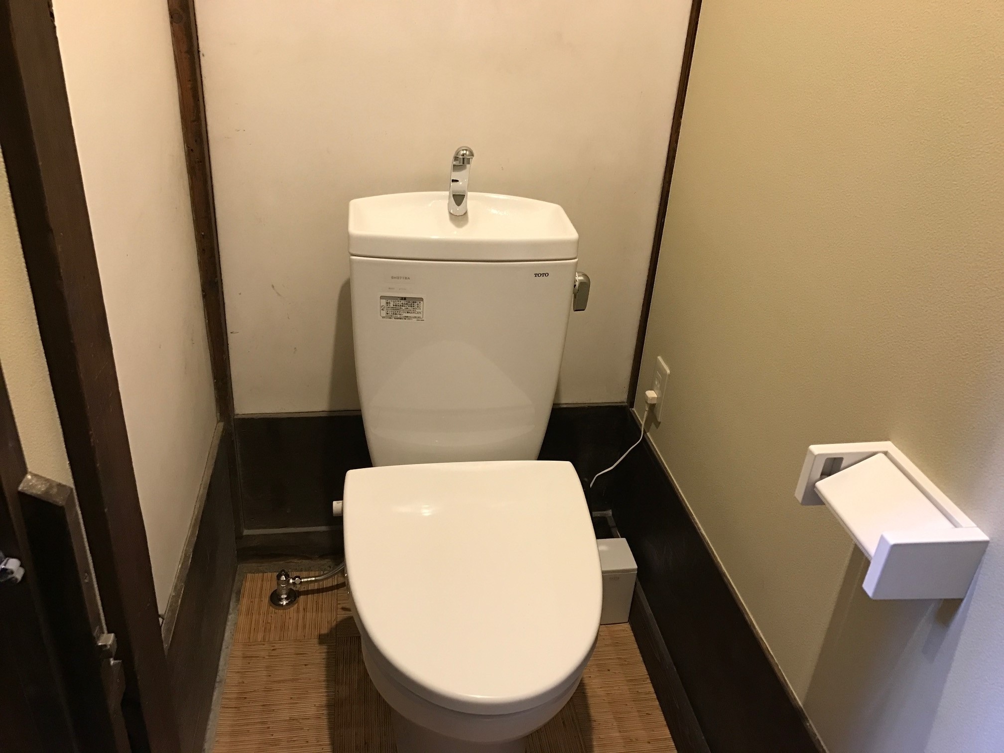 共用浴室位於一樓。